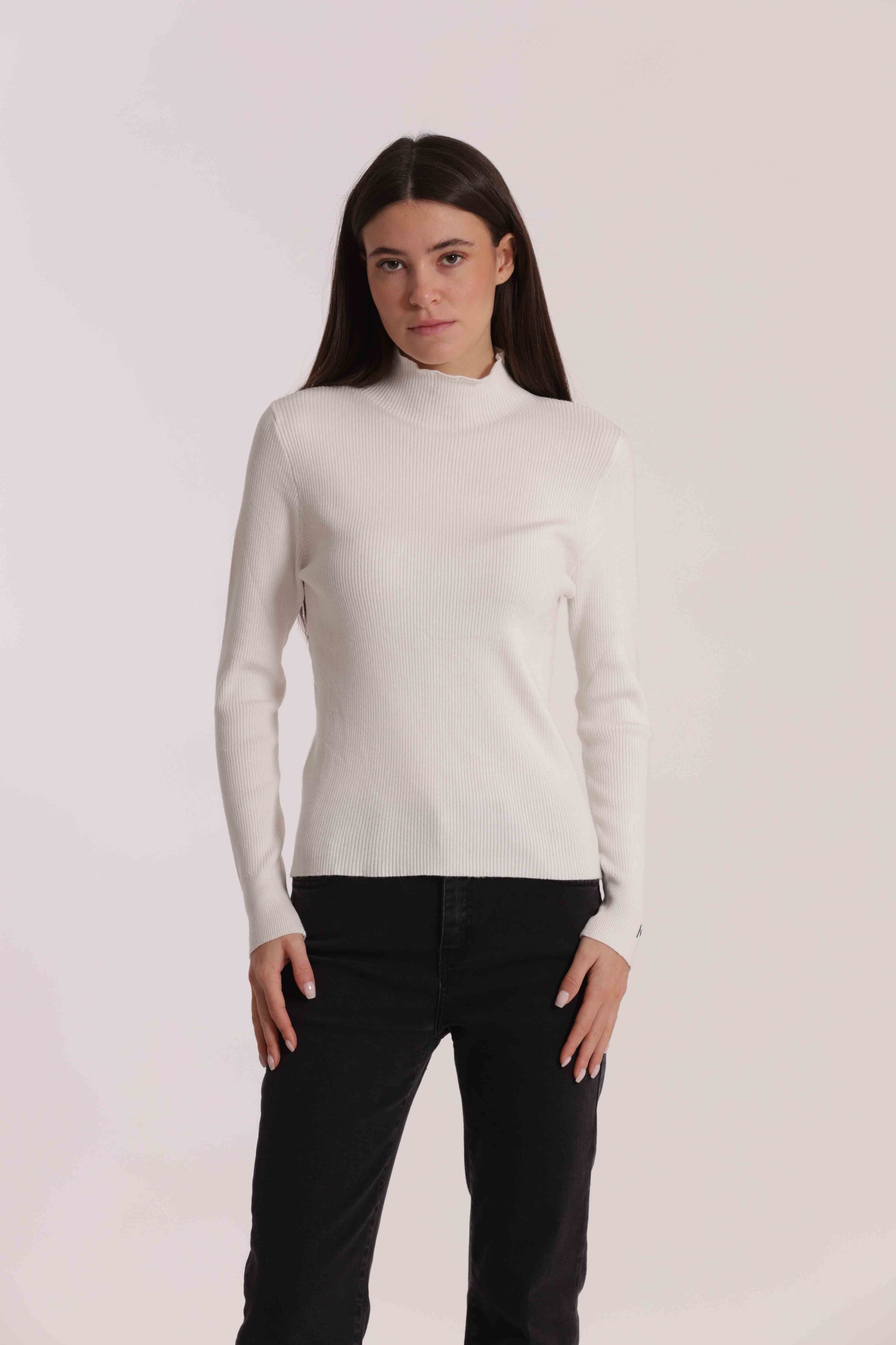 MAGLIA CON RICAMO SUL POLSO