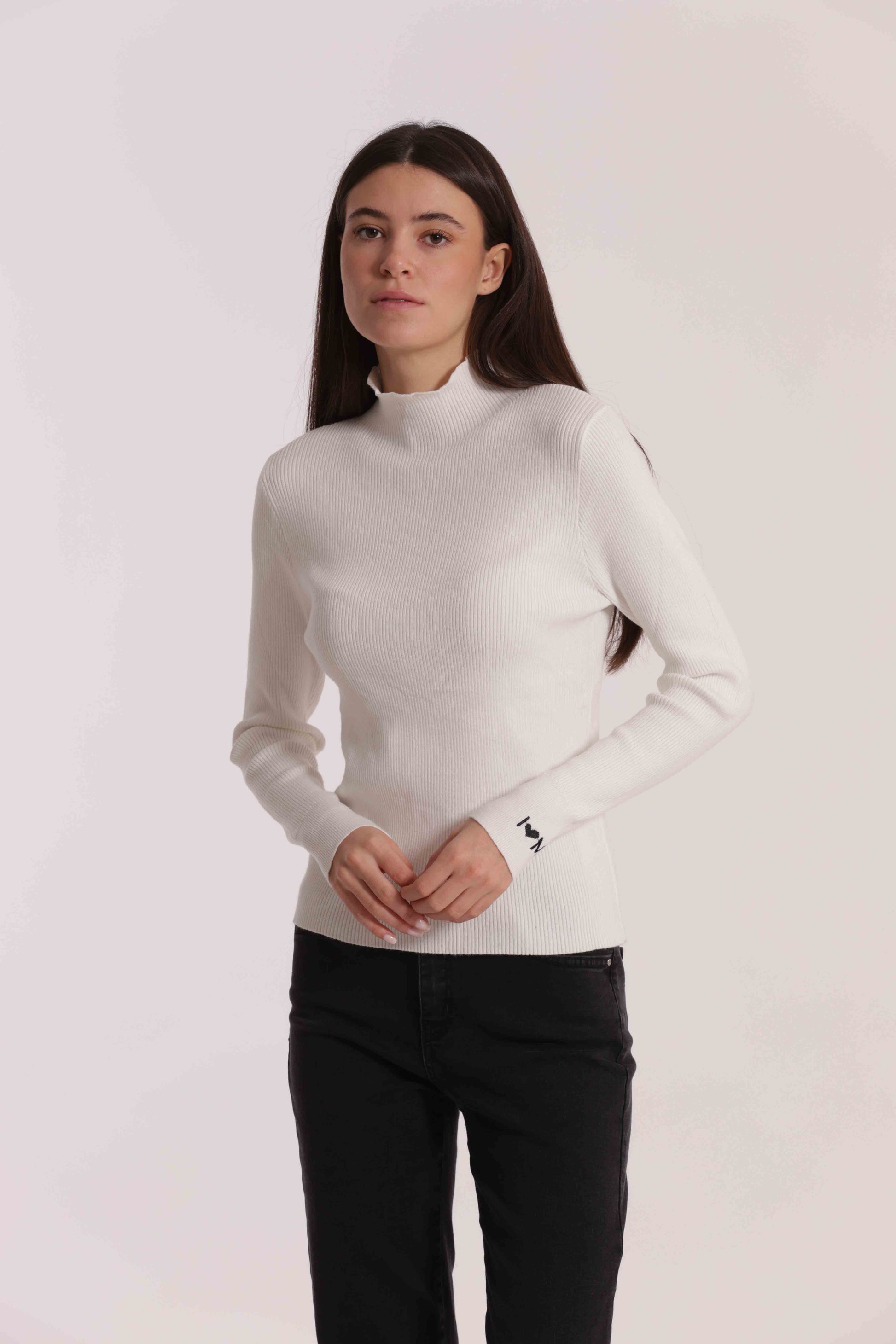MAGLIA CON RICAMO SUL POLSO