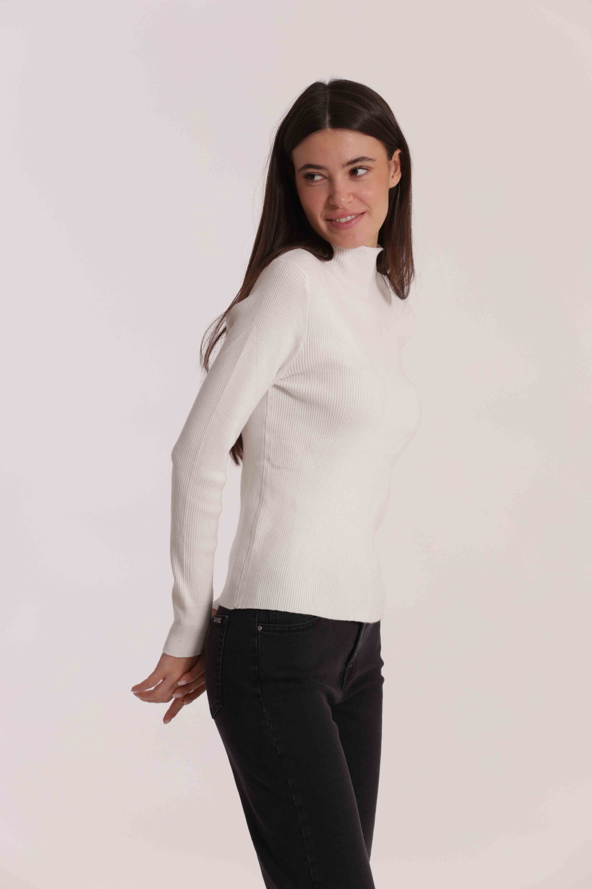 MAGLIA CON RICAMO SUL POLSO