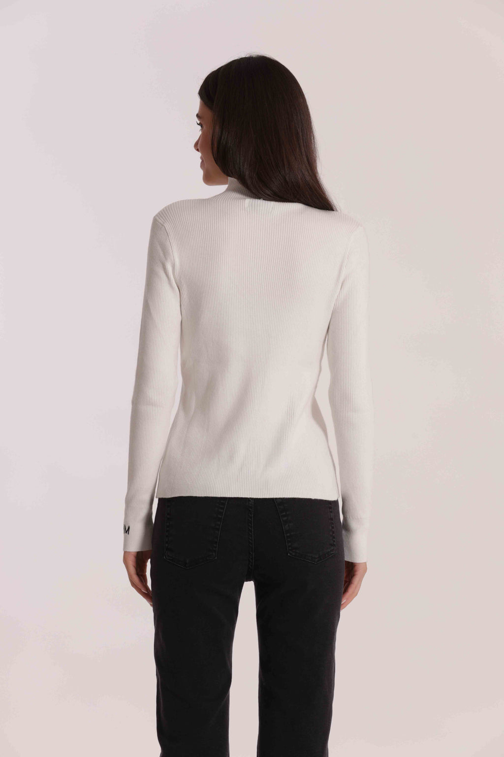 MAGLIA CON RICAMO SUL POLSO