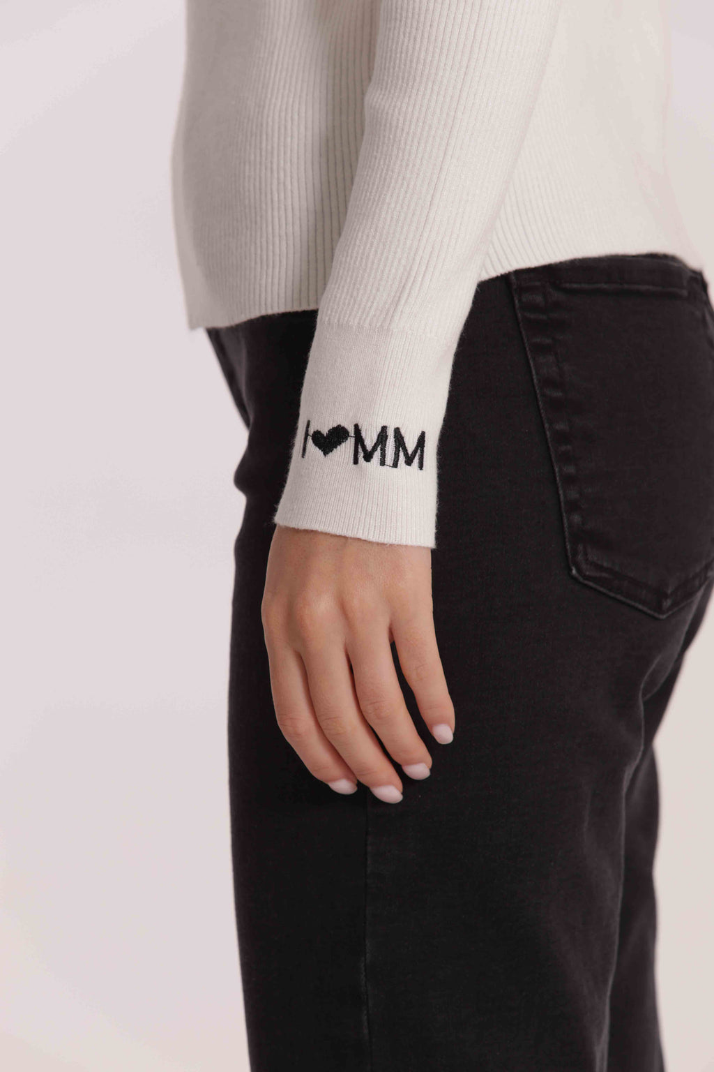MAGLIA CON RICAMO SUL POLSO