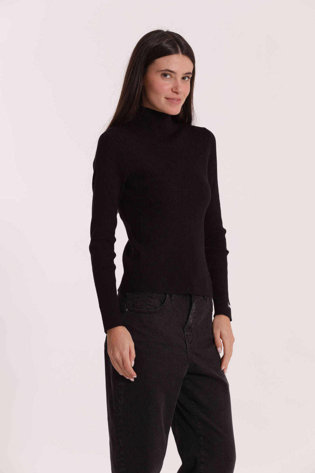 MAGLIA CON RICAMO SUL POLSO