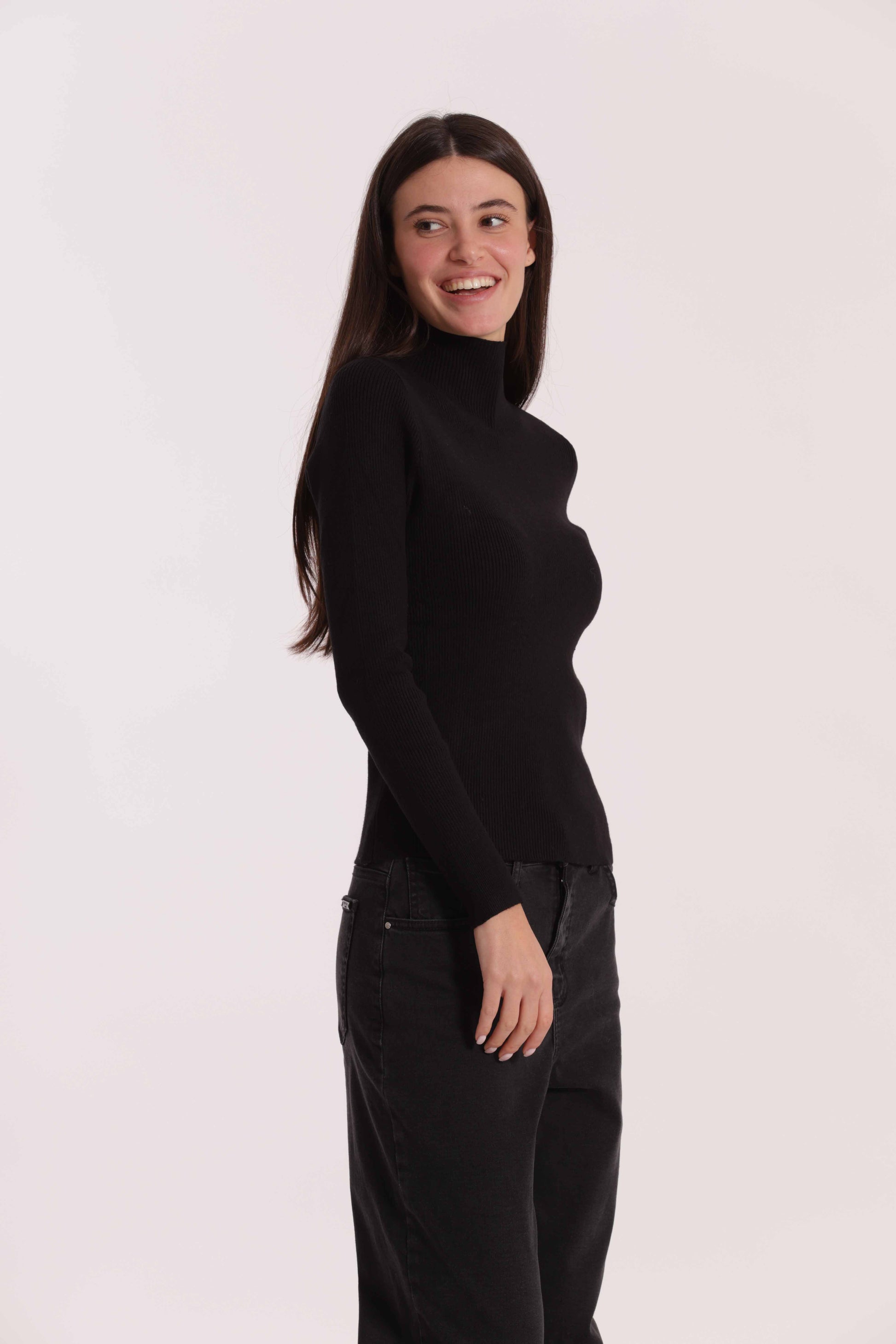 MAGLIA CON RICAMO SUL POLSO