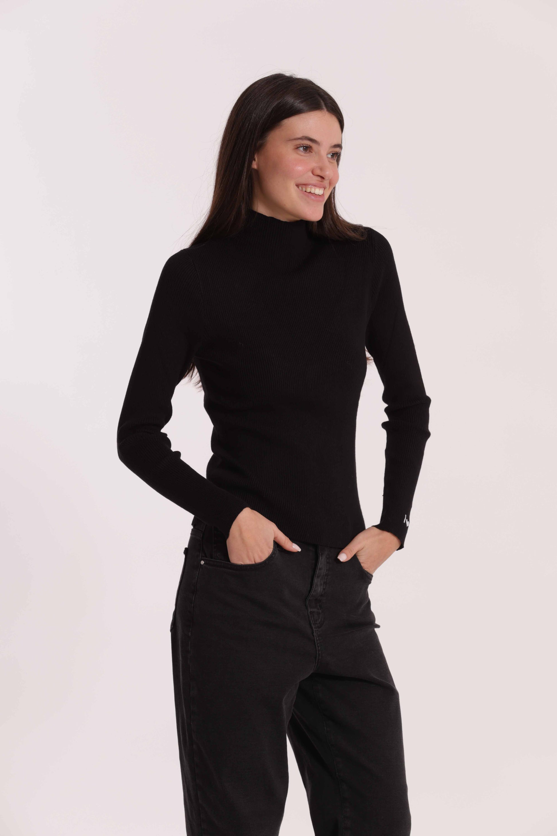 MAGLIA CON RICAMO SUL POLSO