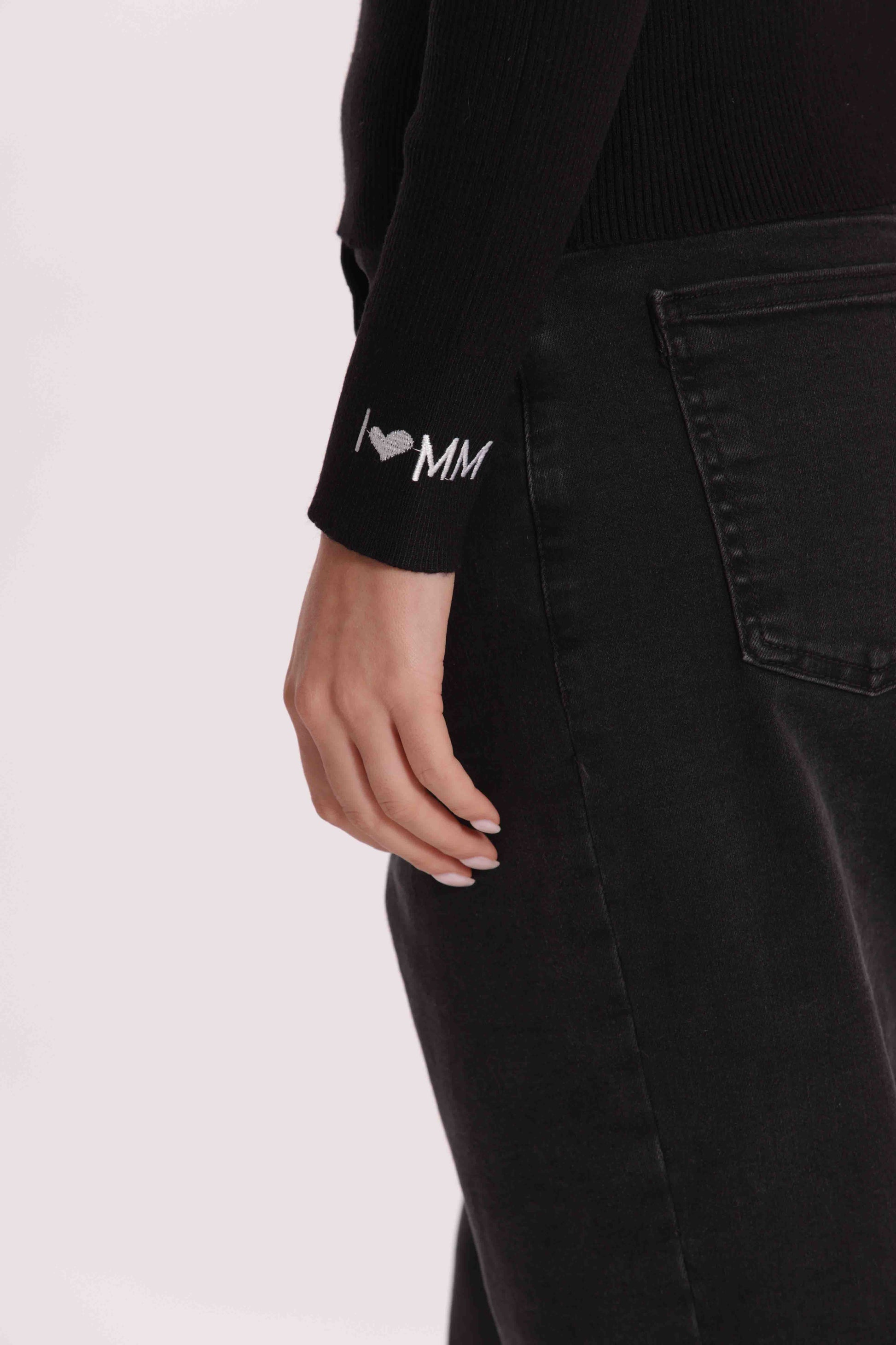 MAGLIA CON RICAMO SUL POLSO