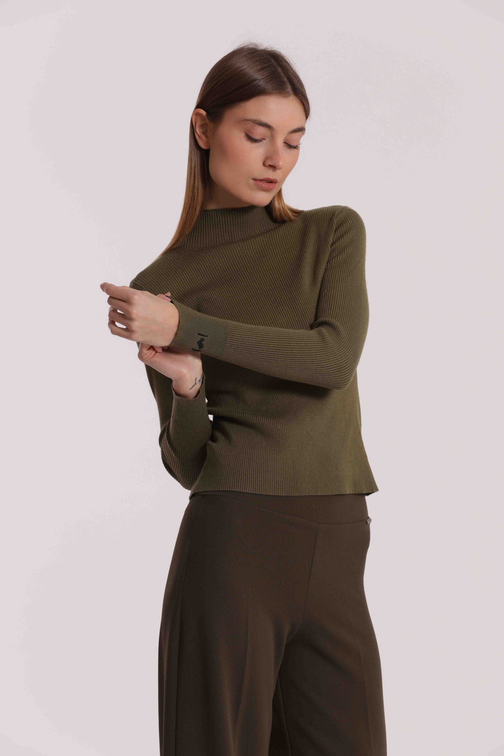 MAGLIA CON RICAMO SUL POLSO