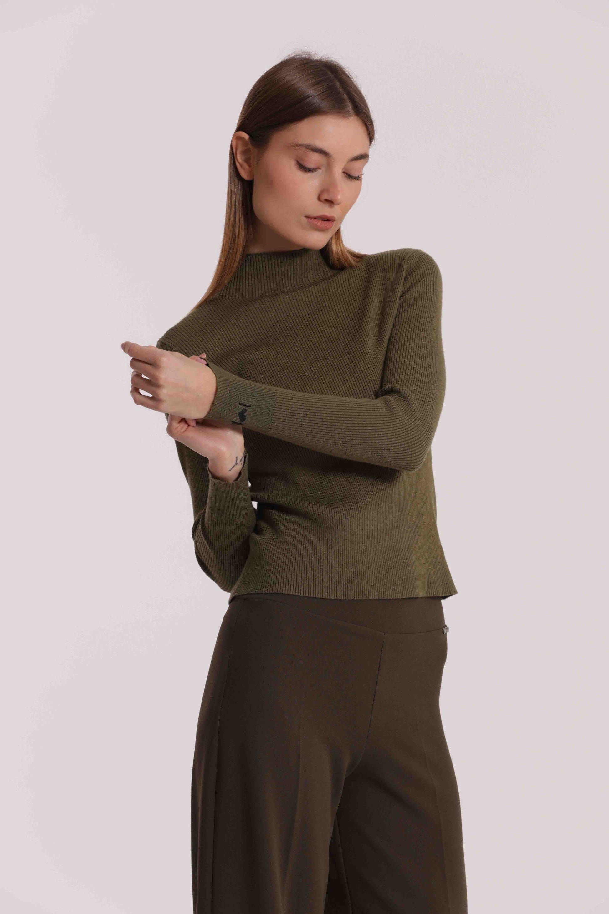 MAGLIA CON RICAMO SUL POLSO