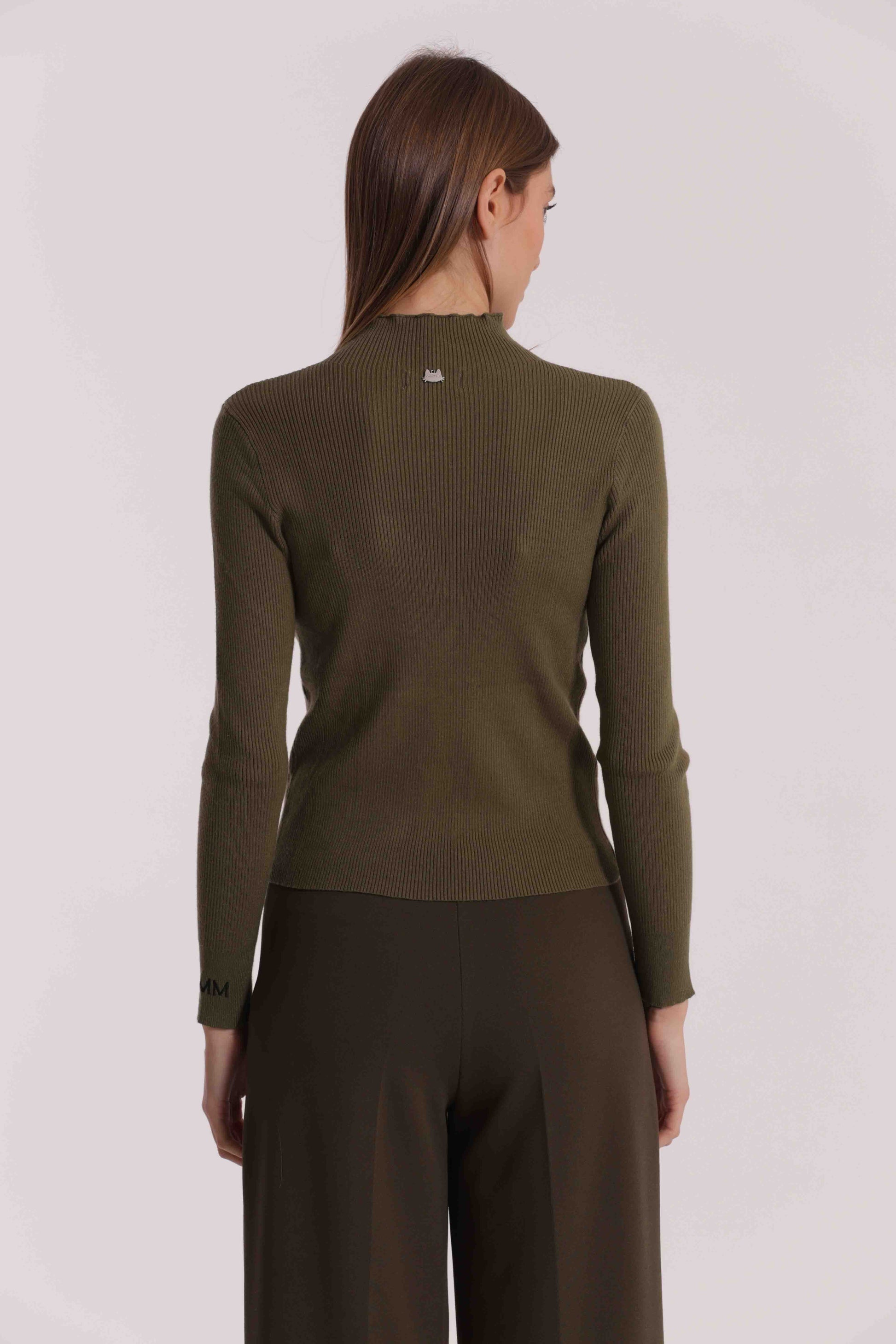 MAGLIA CON RICAMO SUL POLSO