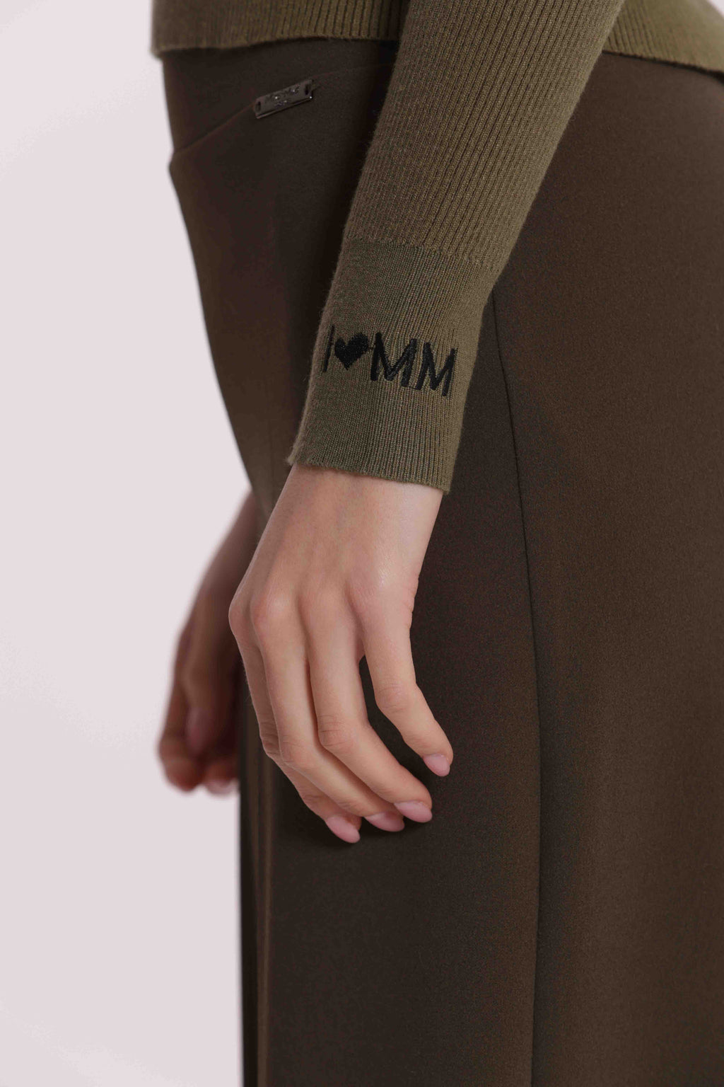 MAGLIA CON RICAMO SUL POLSO