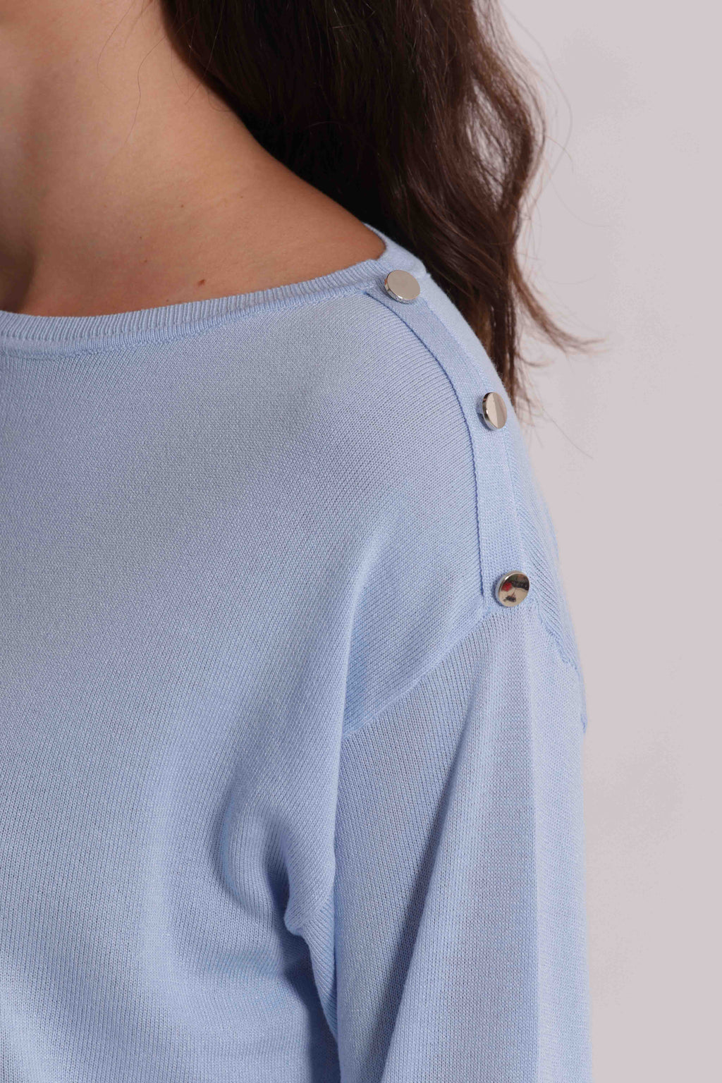 MAGLIA CON BOTTONI SPALLA