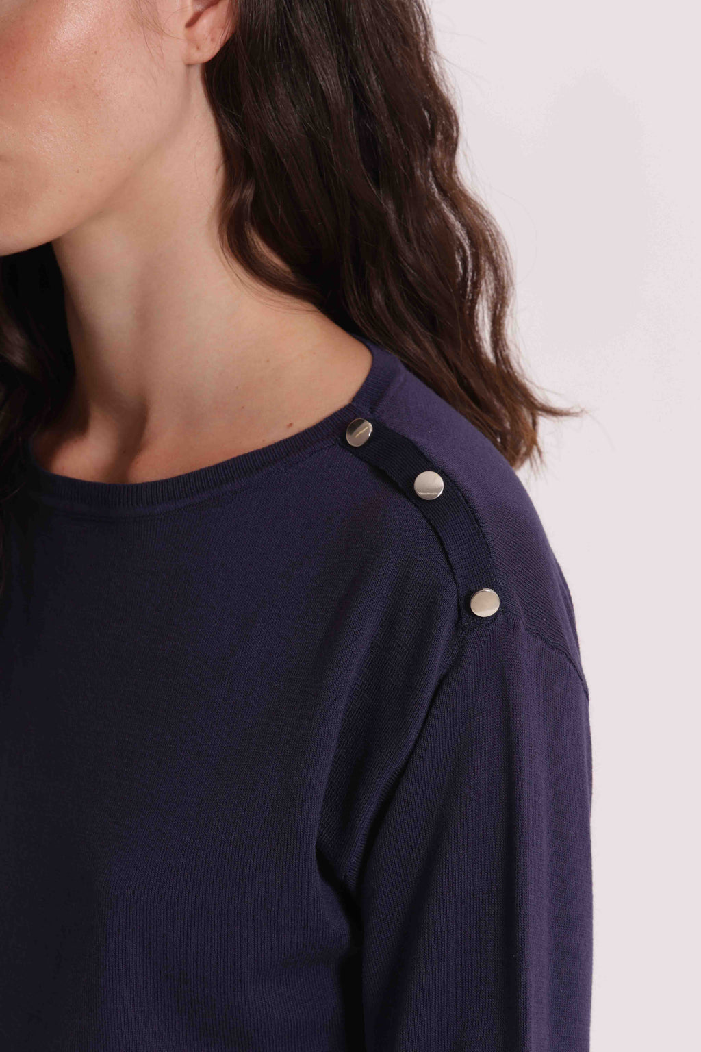 MAGLIA CON BOTTONI SPALLA