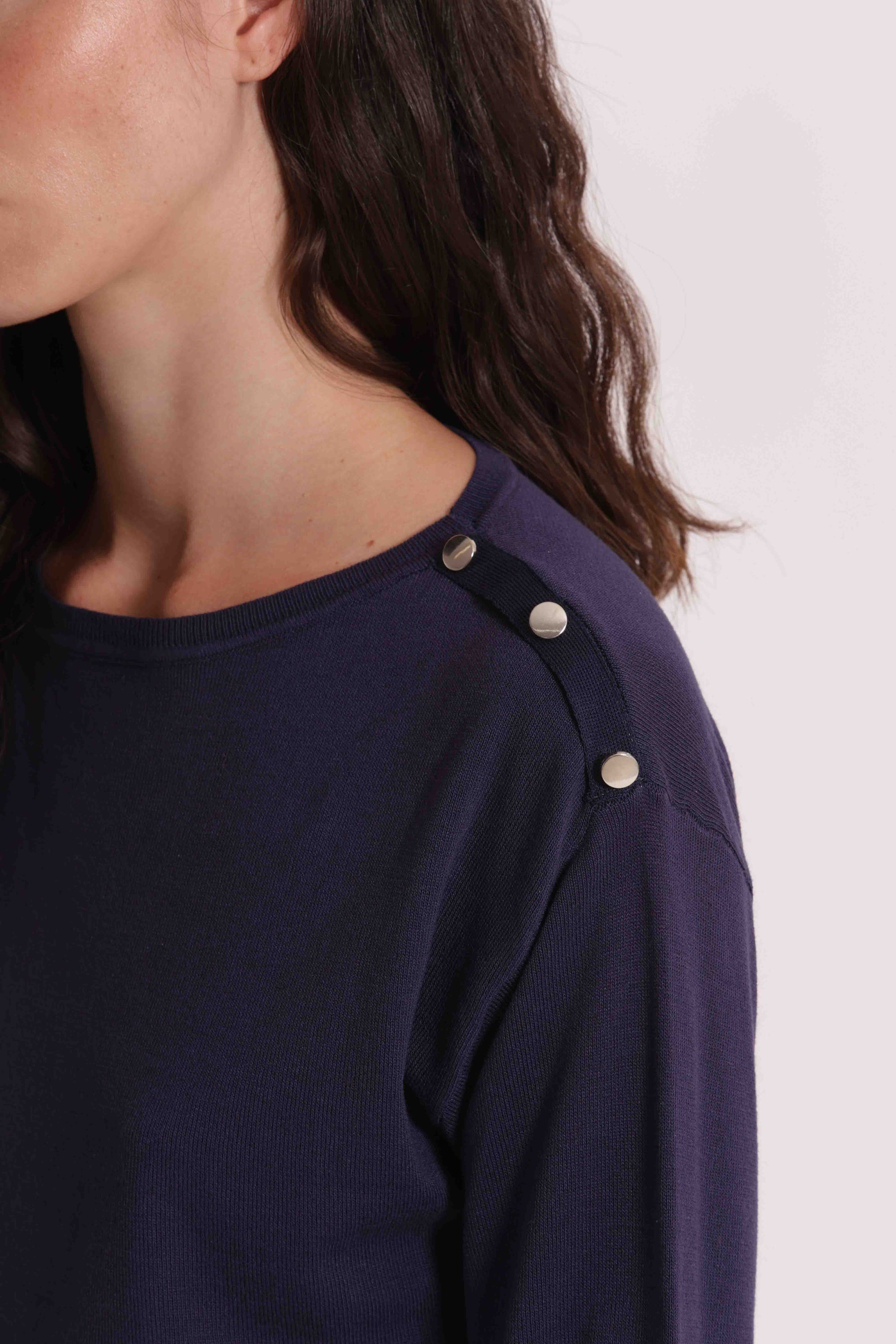 MAGLIA CON BOTTONI SPALLA