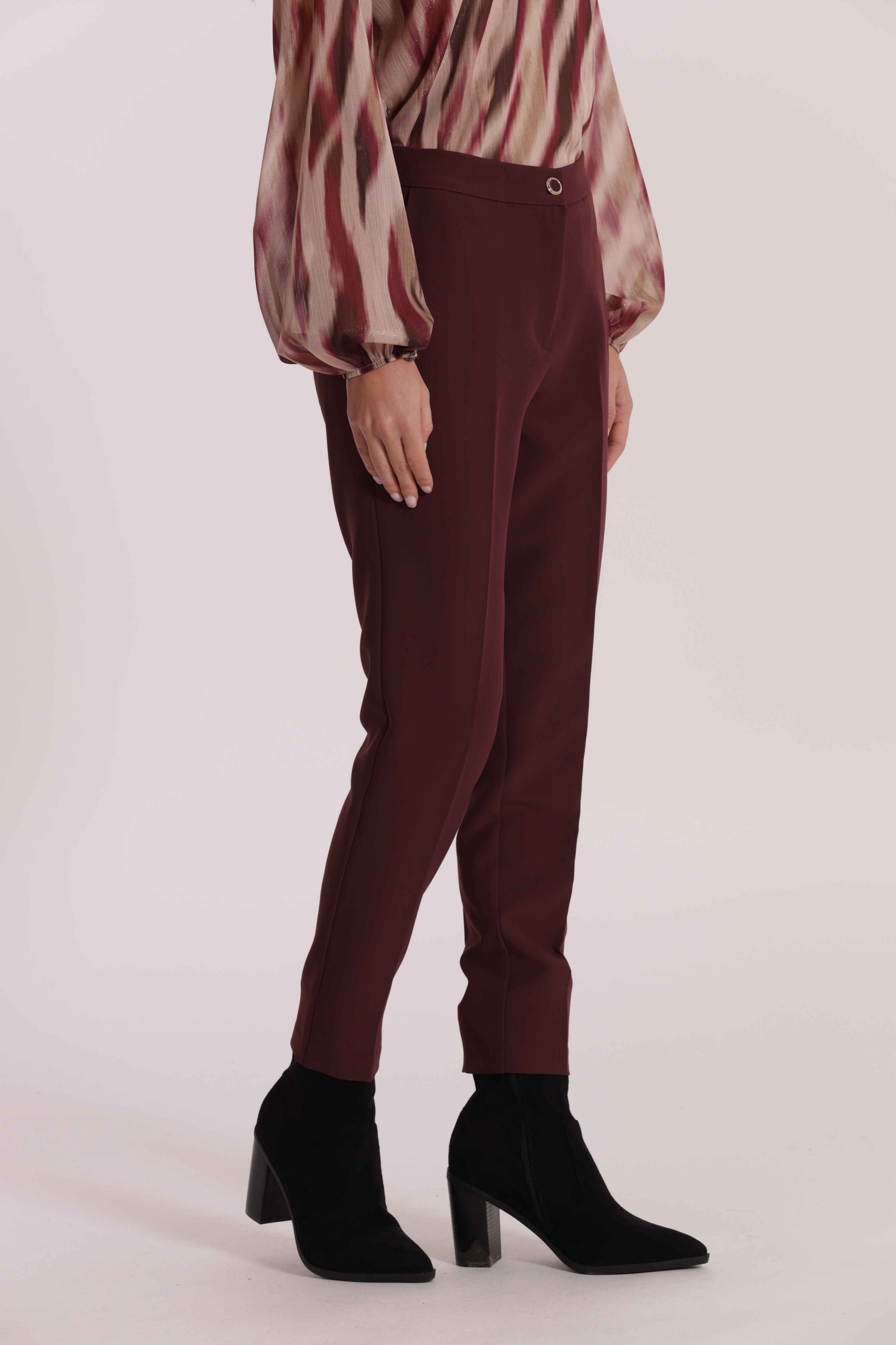 PANTALONE SIGARETTA CON ELASTICO DIETRO