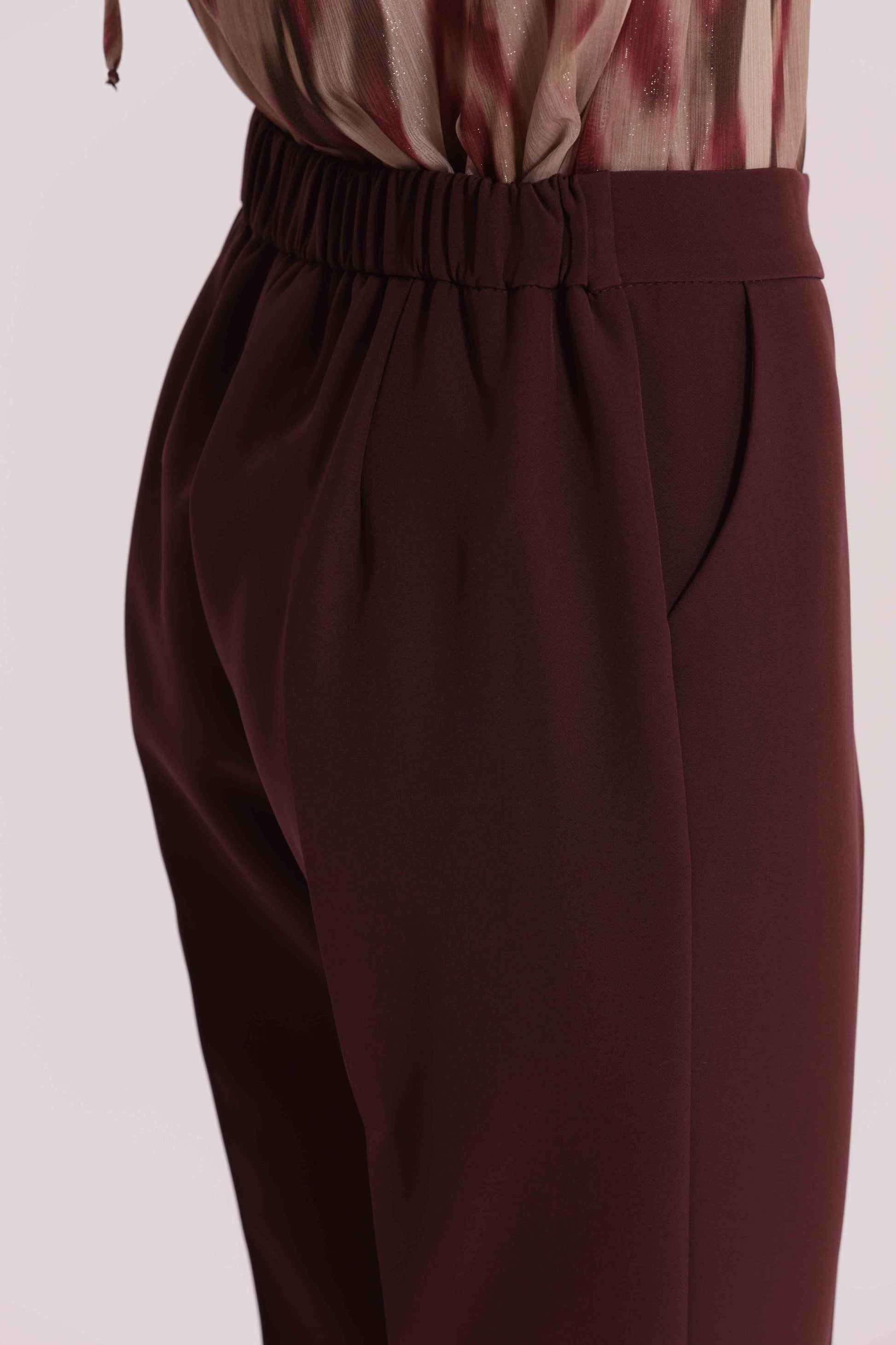 PANTALONE SIGARETTA CON ELASTICO DIETRO