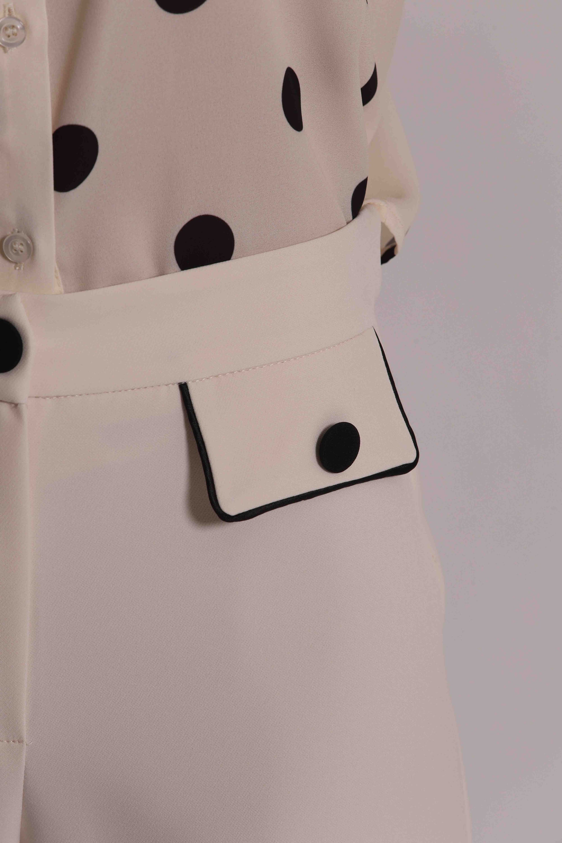 PANTALONI BORDI A CONTRASTO