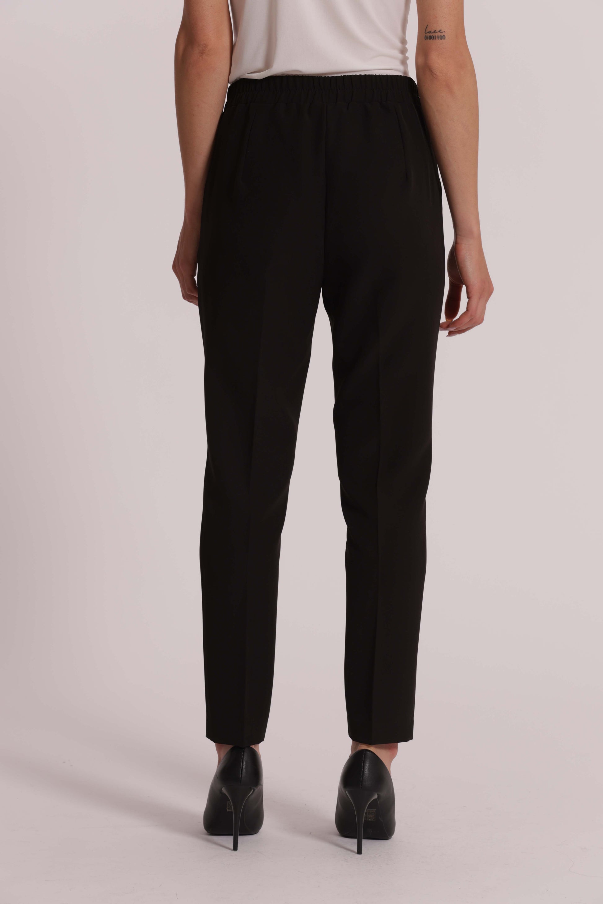 PANTALONE SIGARETTA CON ELASTICO DIETRO