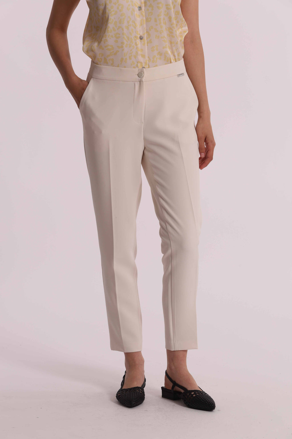 PANTALONE SIGARETTA CON ELASTICO DIETRO