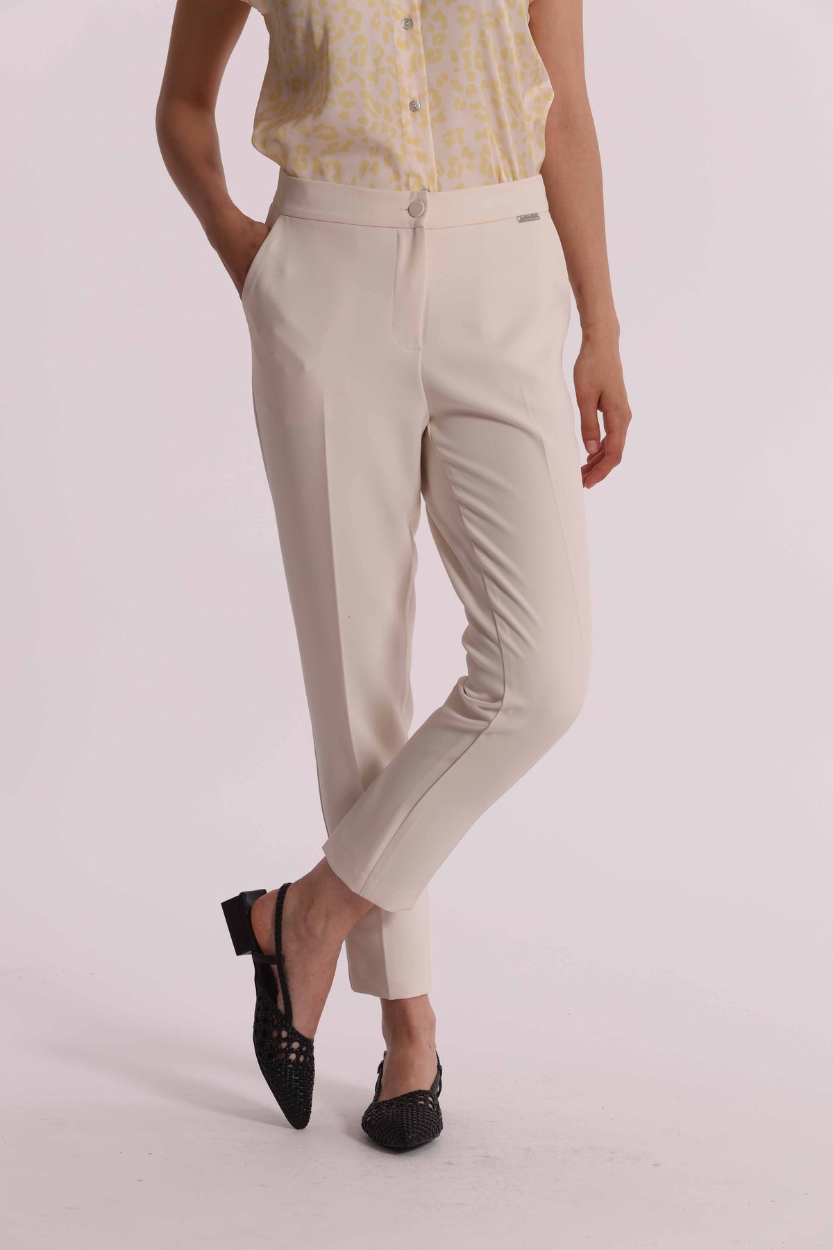 PANTALONE SIGARETTA CON ELASTICO DIETRO
