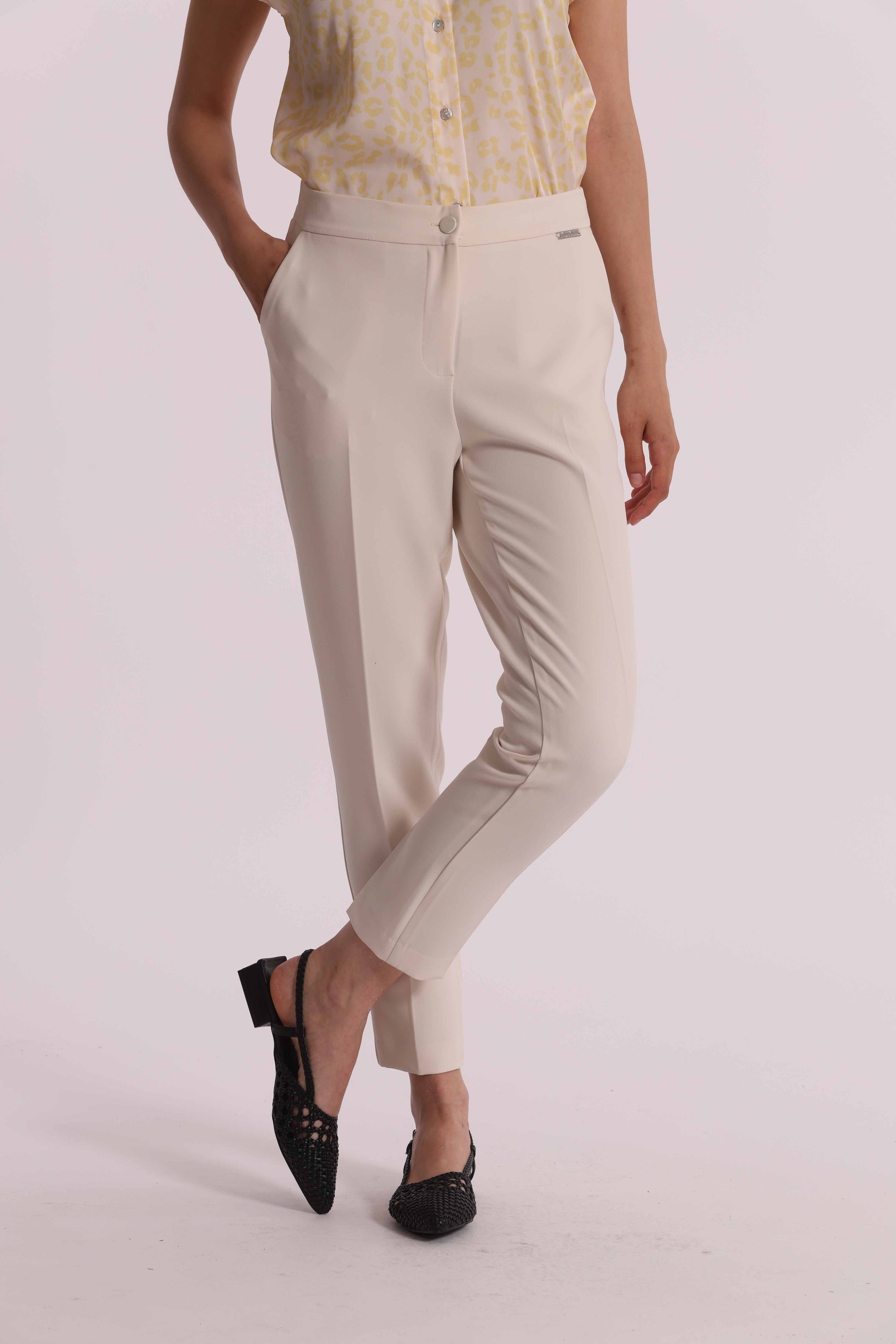PANTALONE SIGARETTA CON ELASTICO DIETRO