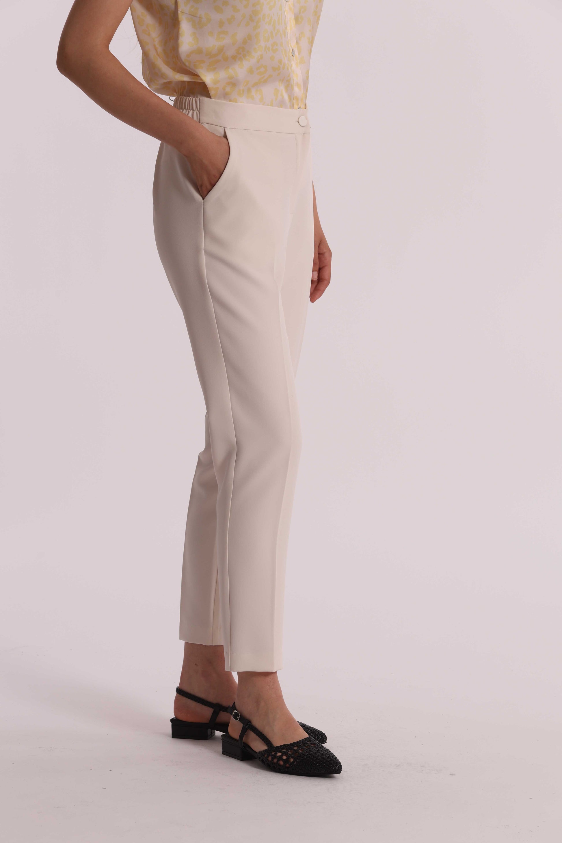 PANTALONE SIGARETTA CON ELASTICO DIETRO