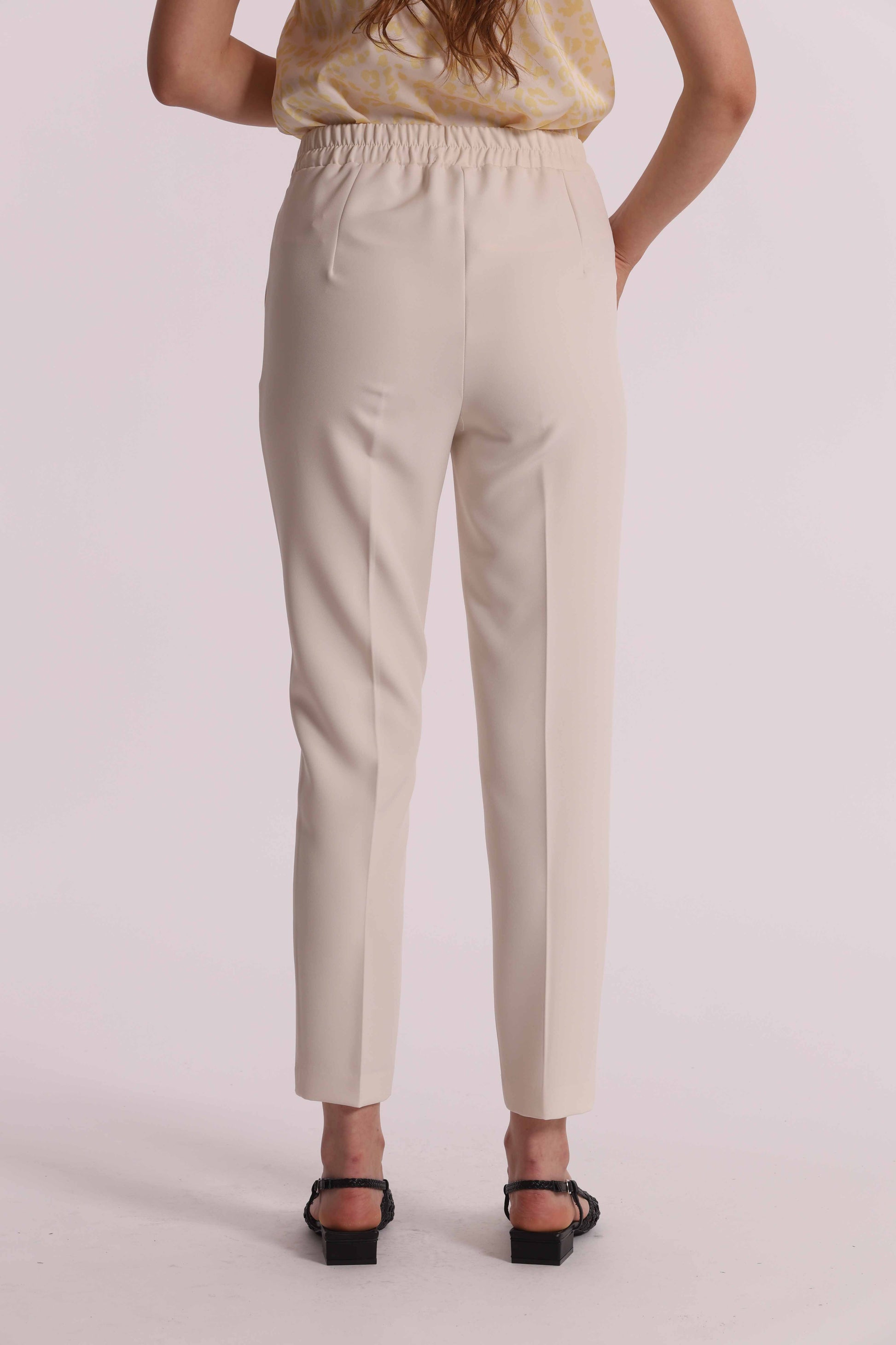 PANTALONE SIGARETTA CON ELASTICO DIETRO