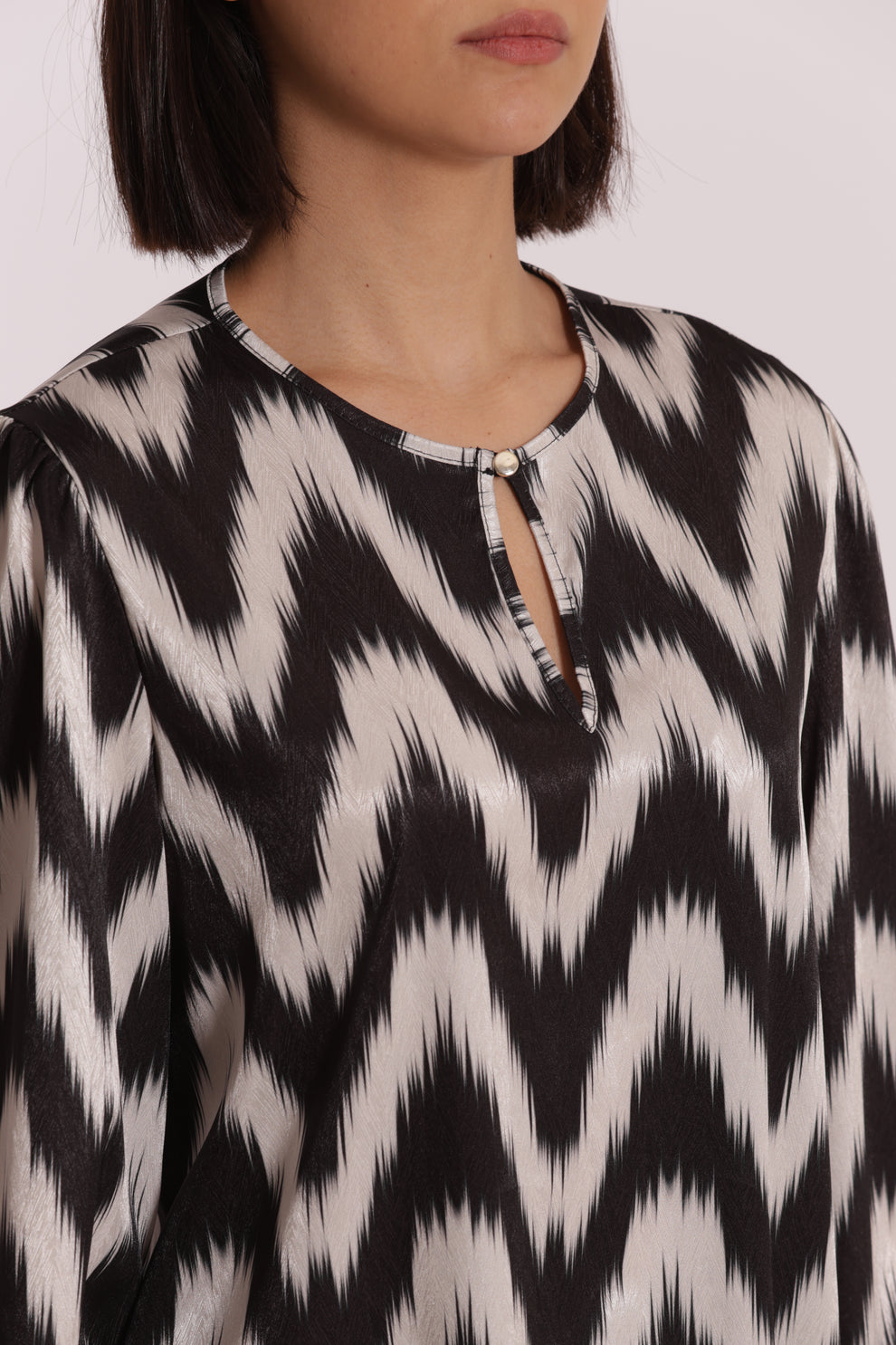 BLUSA FANTASIA CON BOTTONCINO