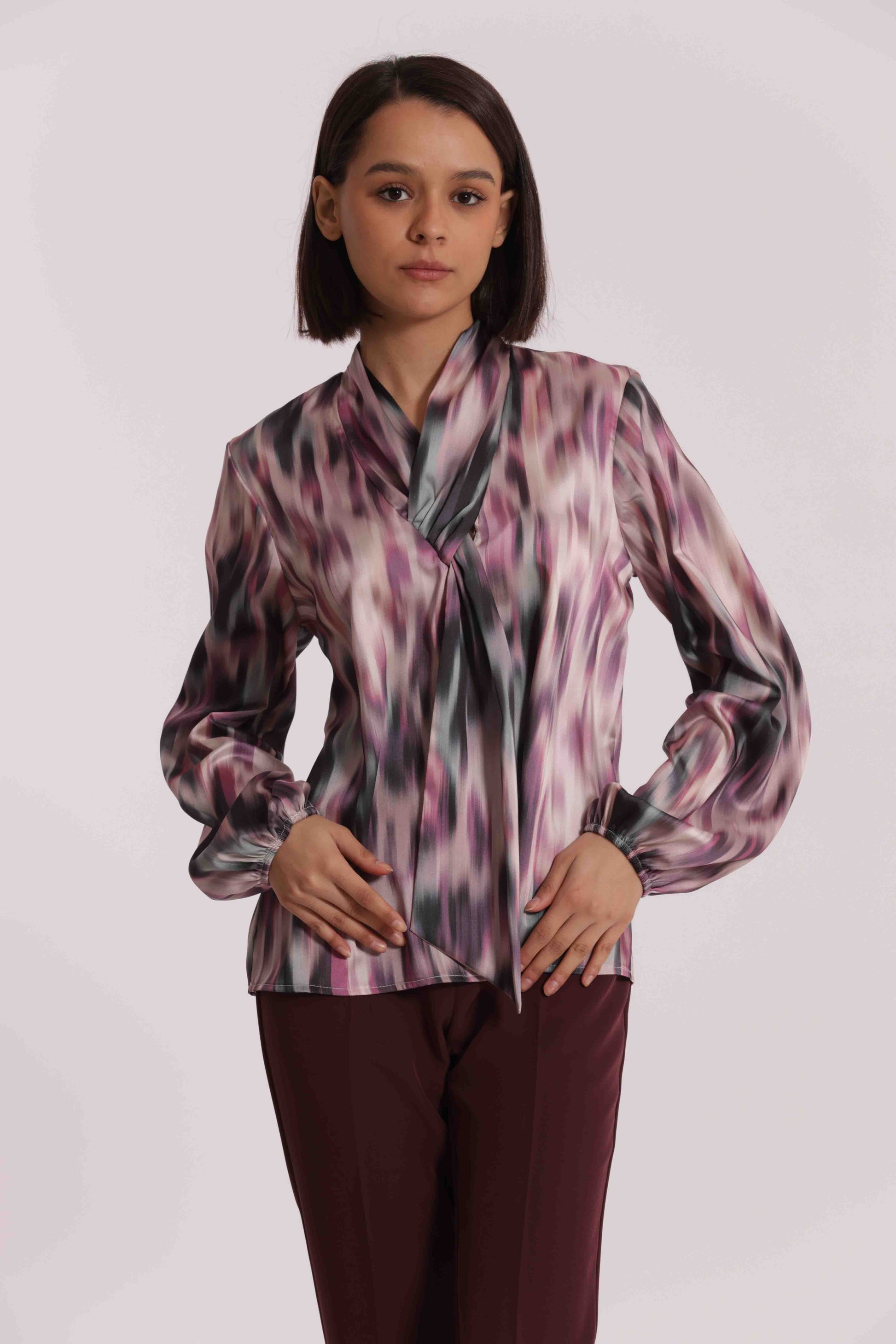 BLUSA CON CRAVATTINO FANTASIA