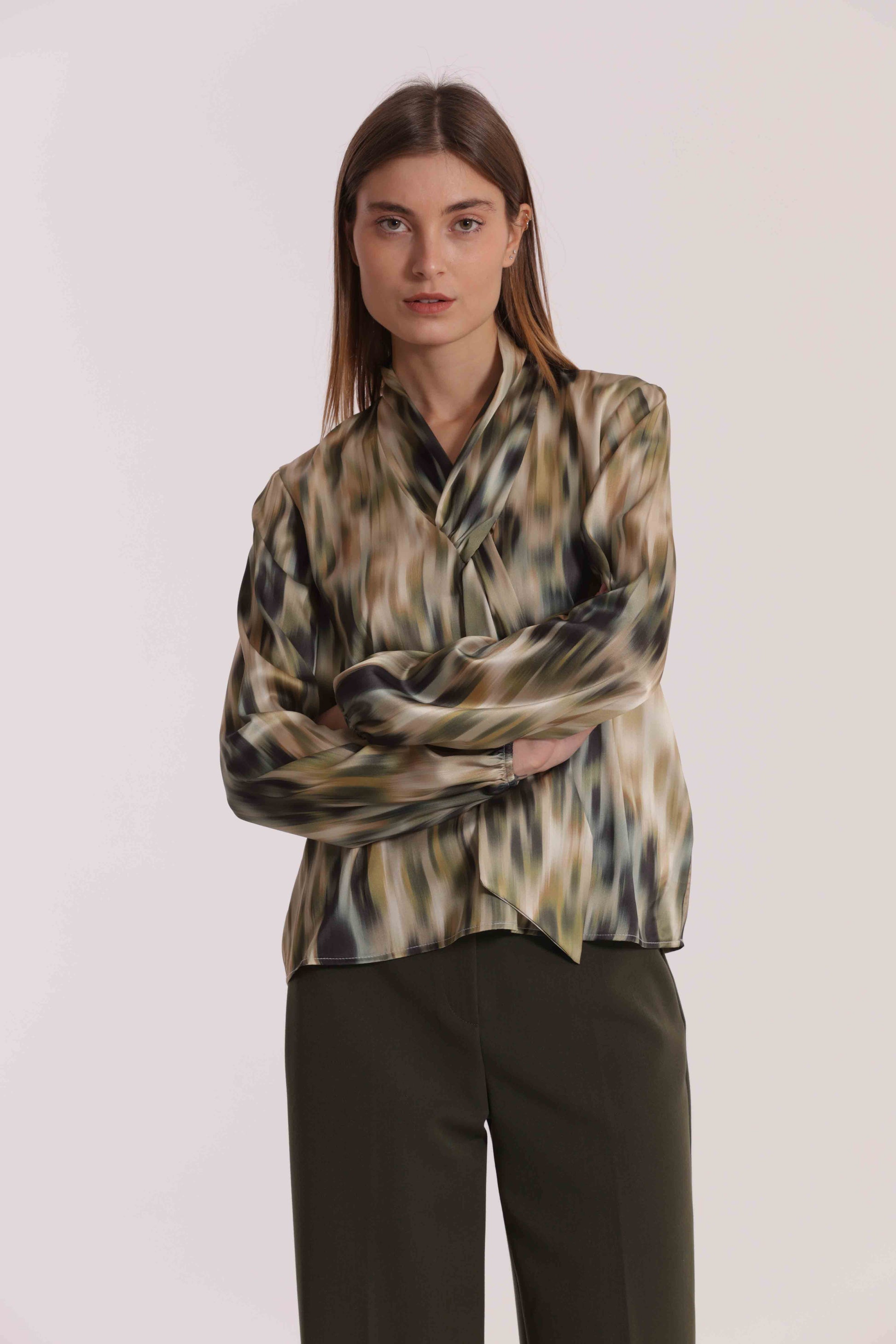 BLUSA CON CRAVATTINO FANTASIA