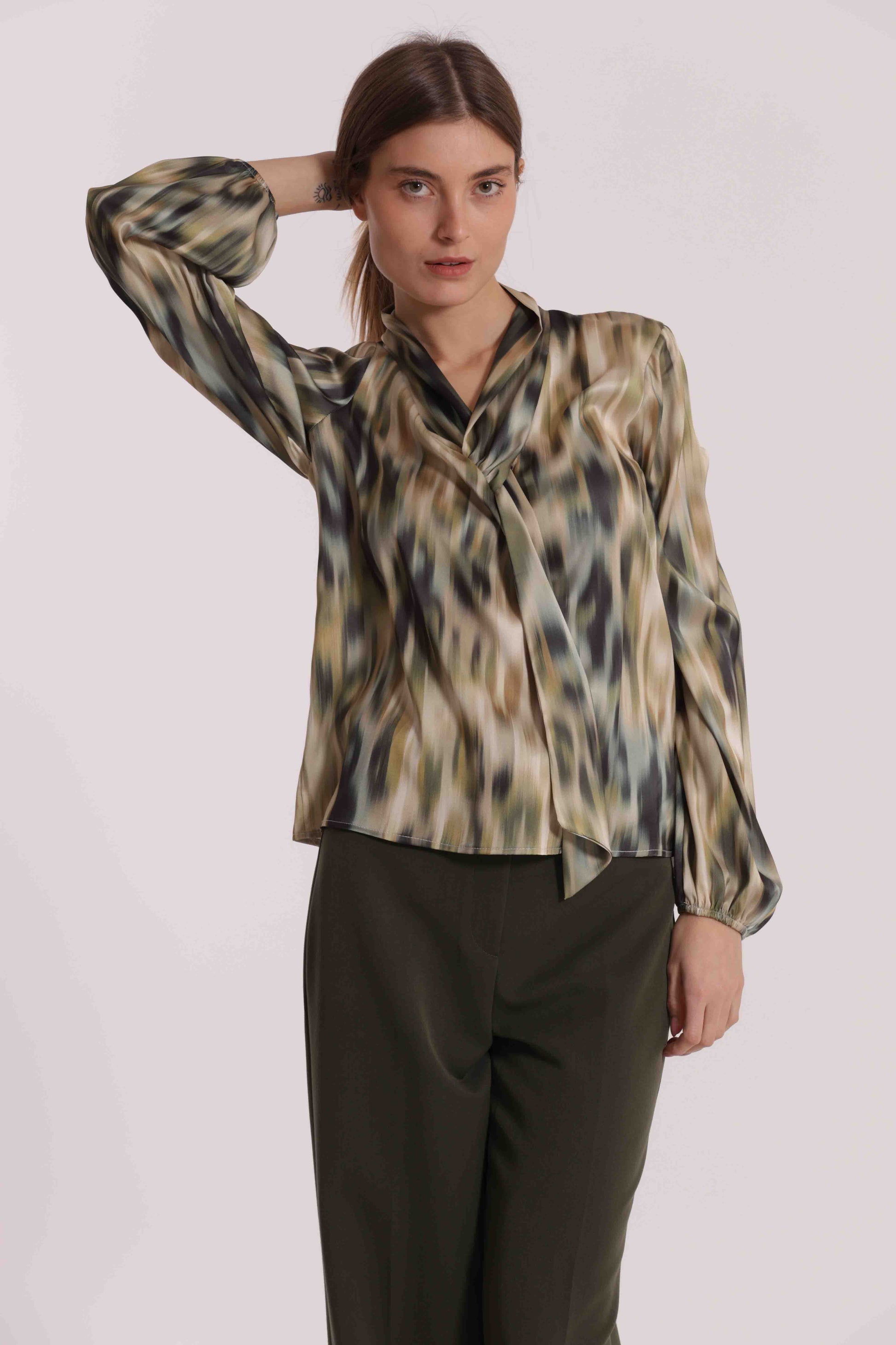 BLUSA CON CRAVATTINO FANTASIA