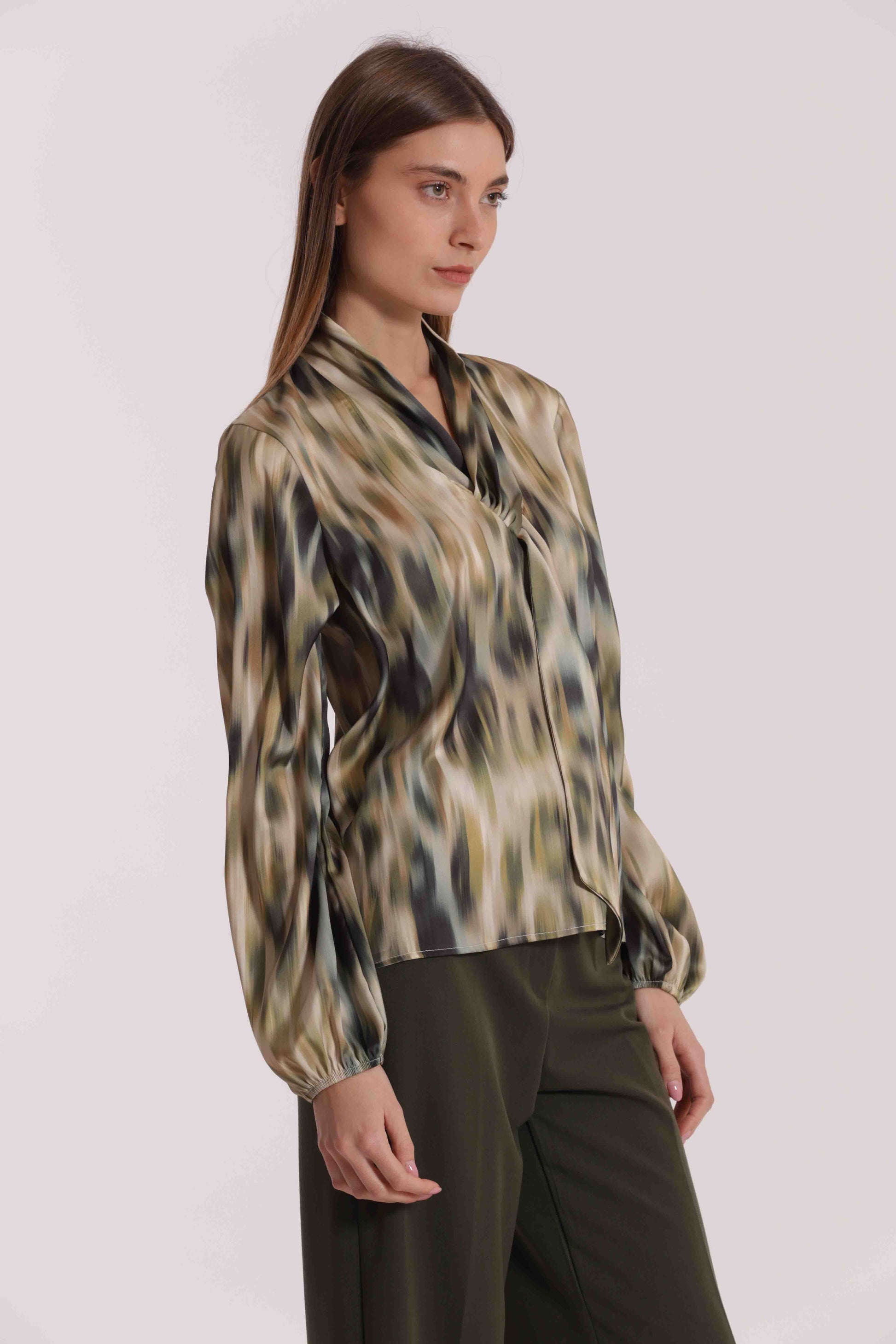 BLUSA CON CRAVATTINO FANTASIA