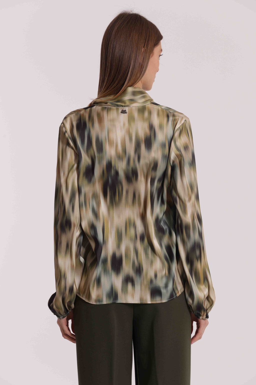 BLUSA CON CRAVATTINO FANTASIA