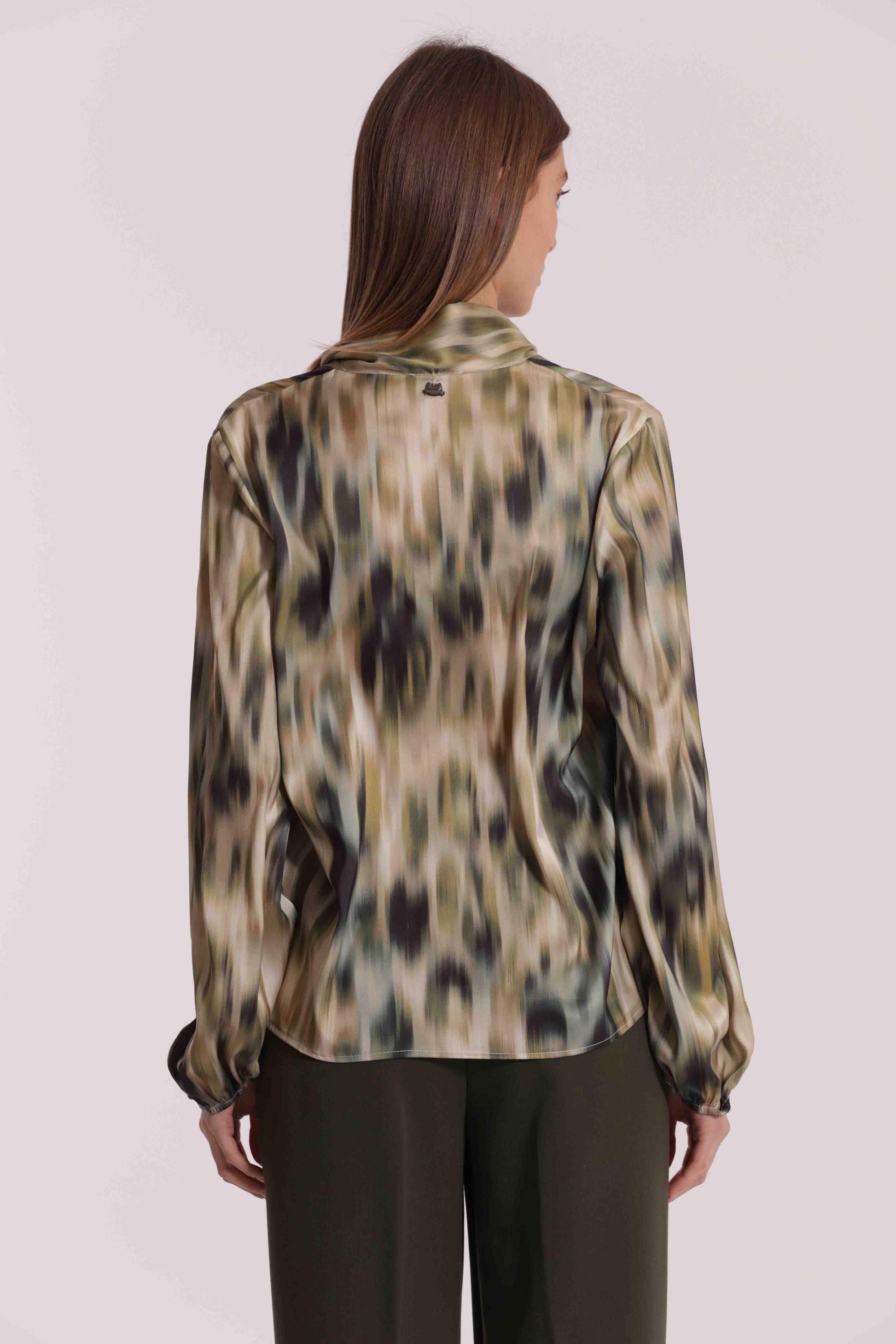 BLUSA CON CRAVATTINO FANTASIA