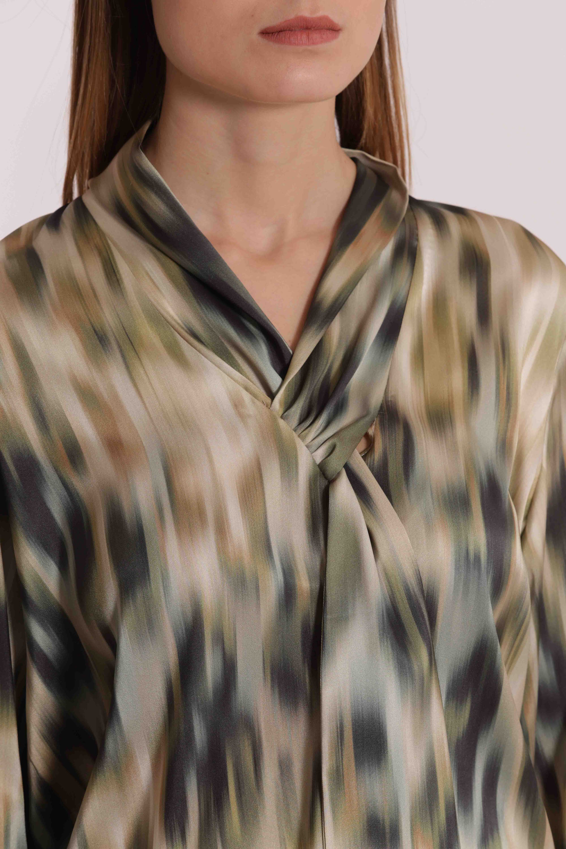 BLUSA CON CRAVATTINO FANTASIA