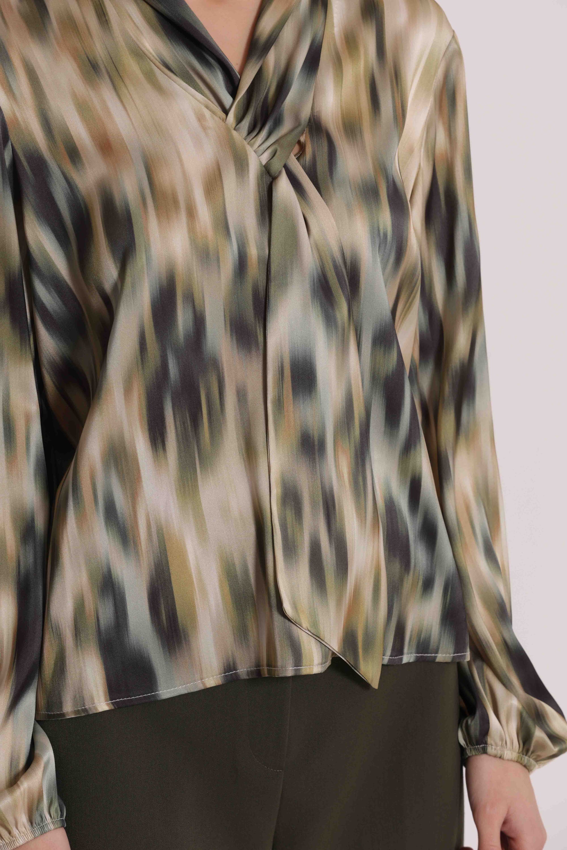BLUSA CON CRAVATTINO FANTASIA