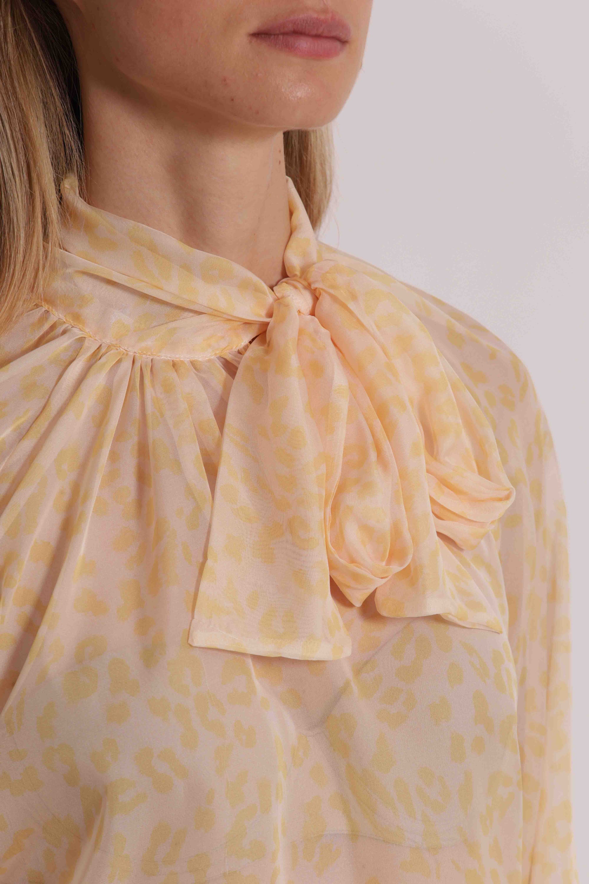 CAMICIA ANIMALIER CON FIOCCO