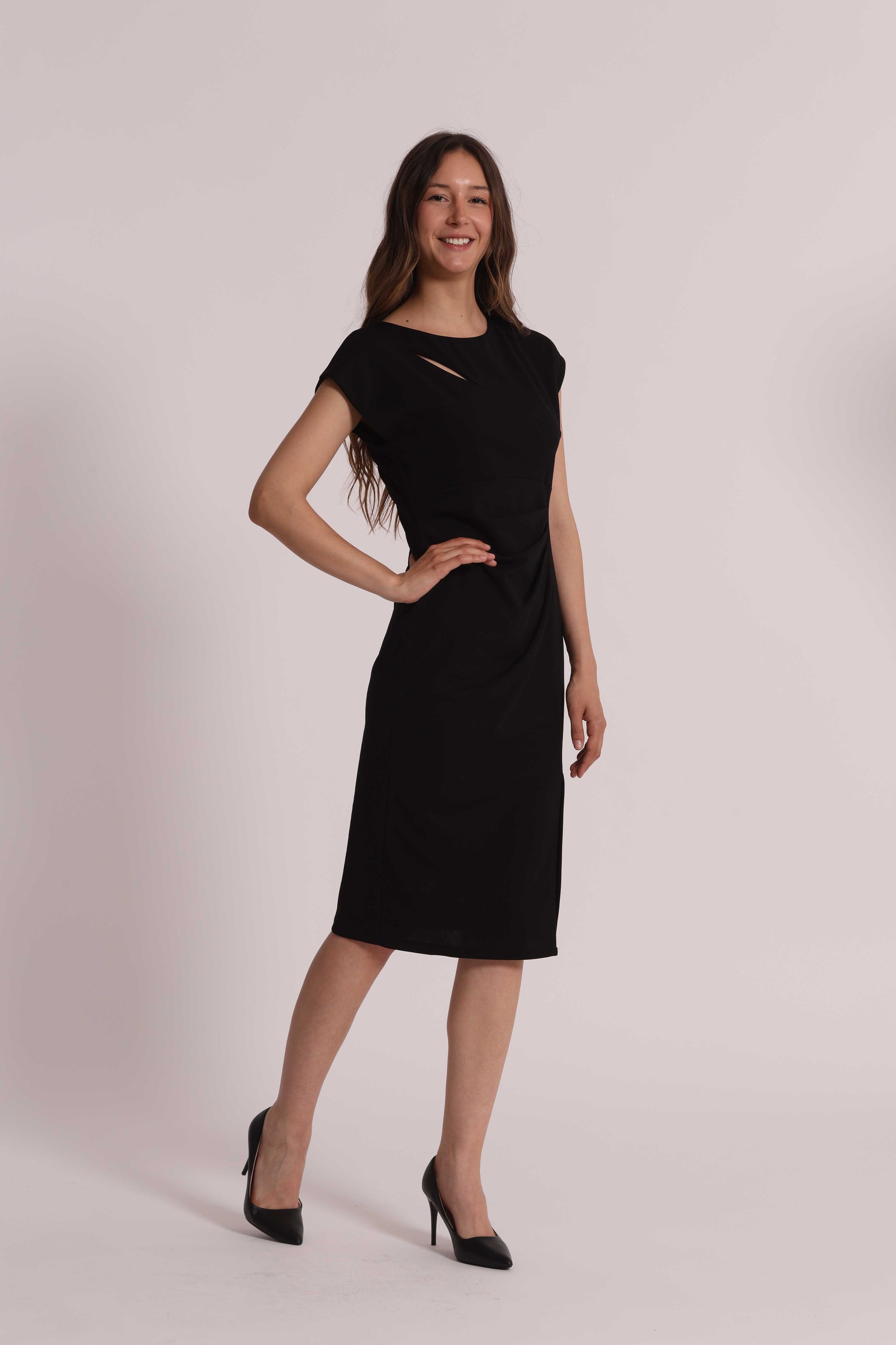 ABITO CON DETTAGLIO ARRICCIATO