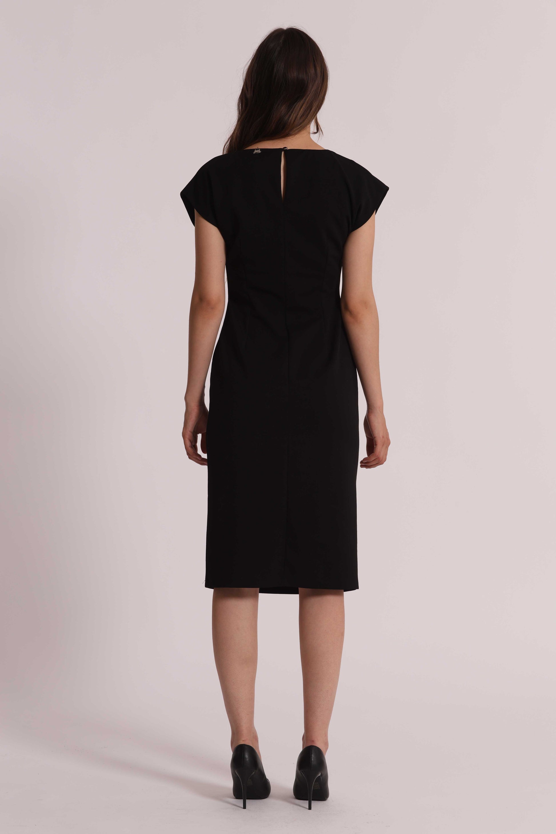 ABITO CON DETTAGLIO ARRICCIATO