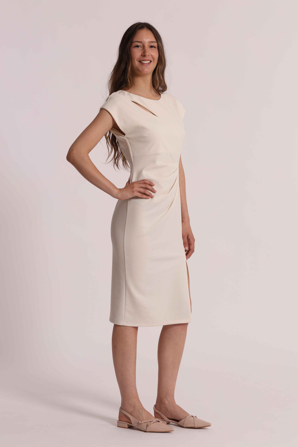 ABITO CON DETTAGLIO ARRICCIATO