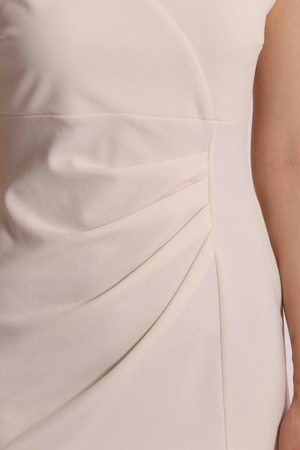 ABITO CON DETTAGLIO ARRICCIATO