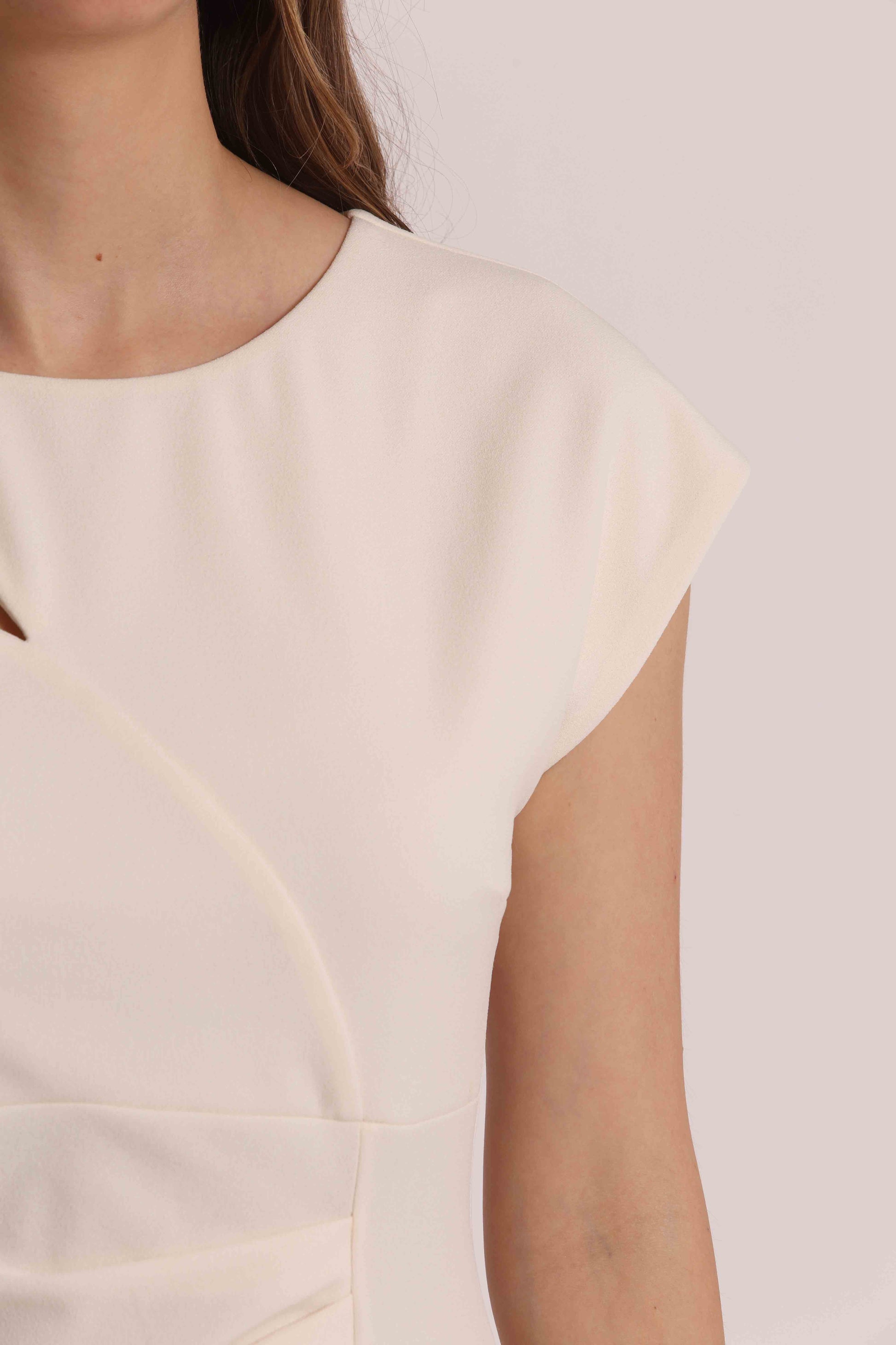 ABITO CON DETTAGLIO ARRICCIATO