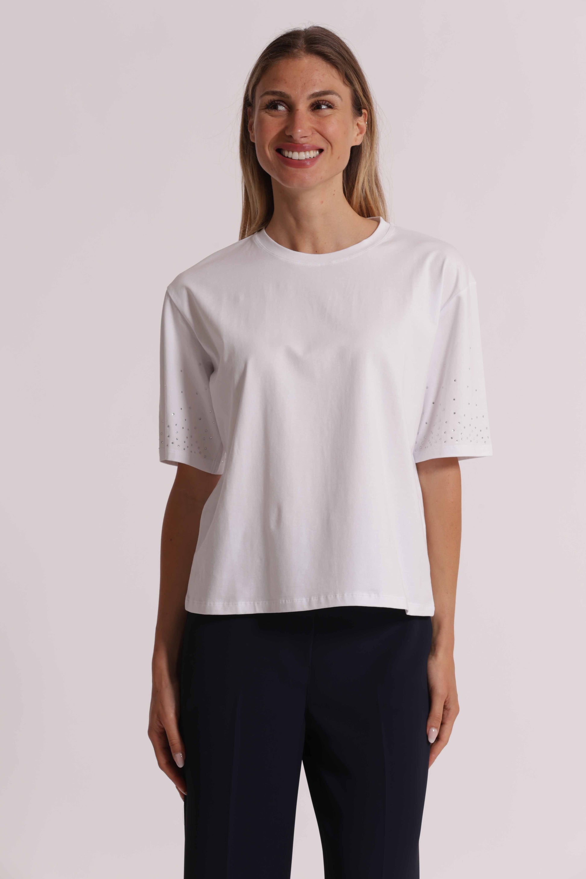 T-SHIRT CON STRASS MANICHE