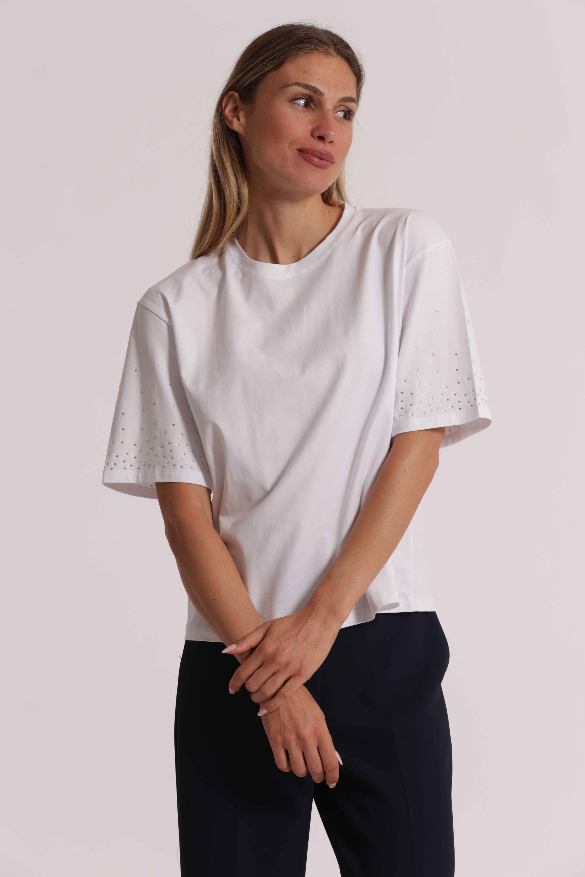 T-SHIRT CON STRASS MANICHE