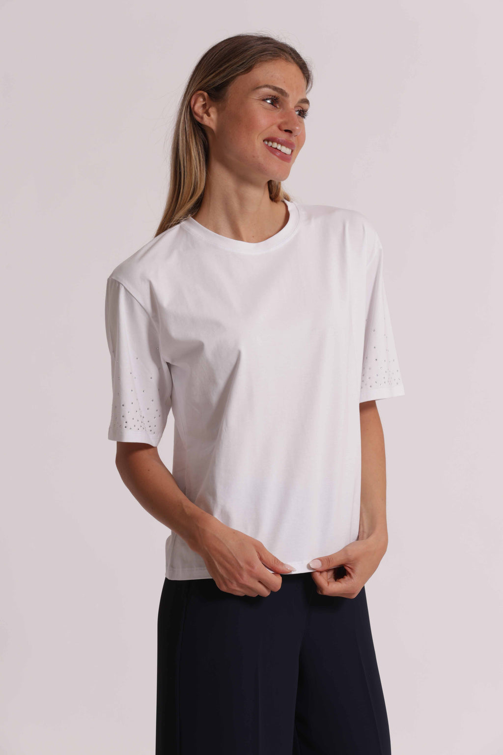 T-SHIRT CON STRASS MANICHE