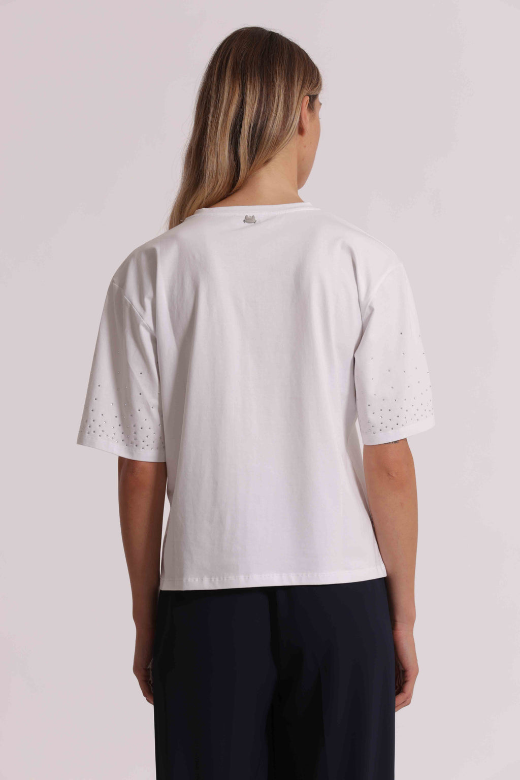 T-SHIRT CON STRASS MANICHE