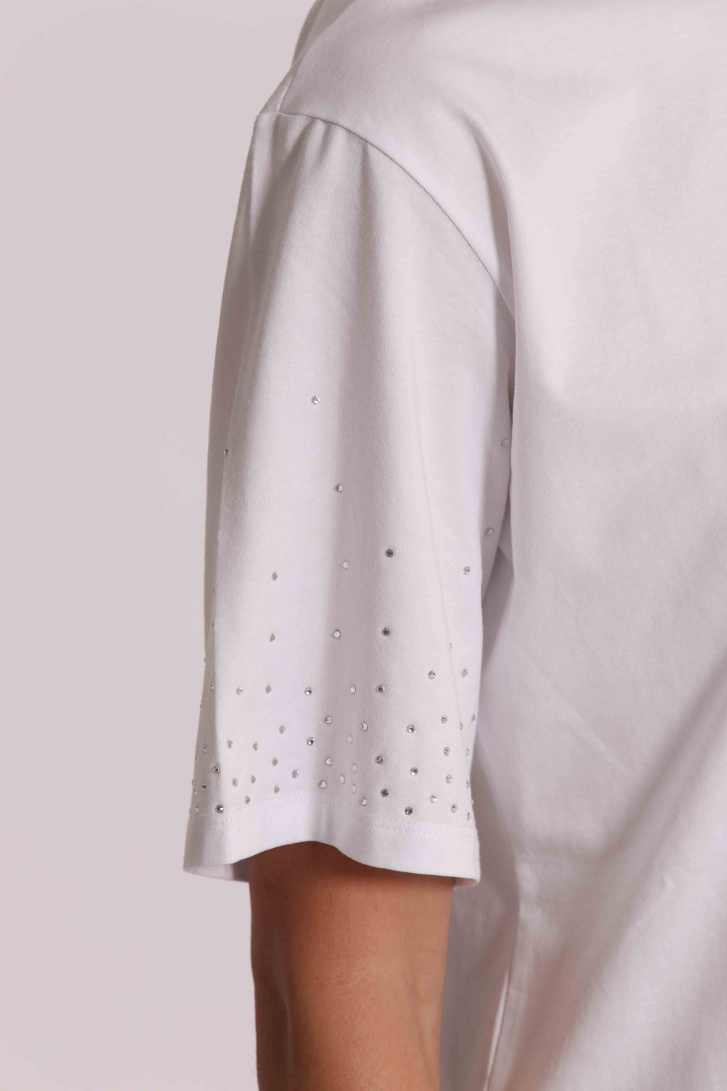 T-SHIRT CON STRASS MANICHE