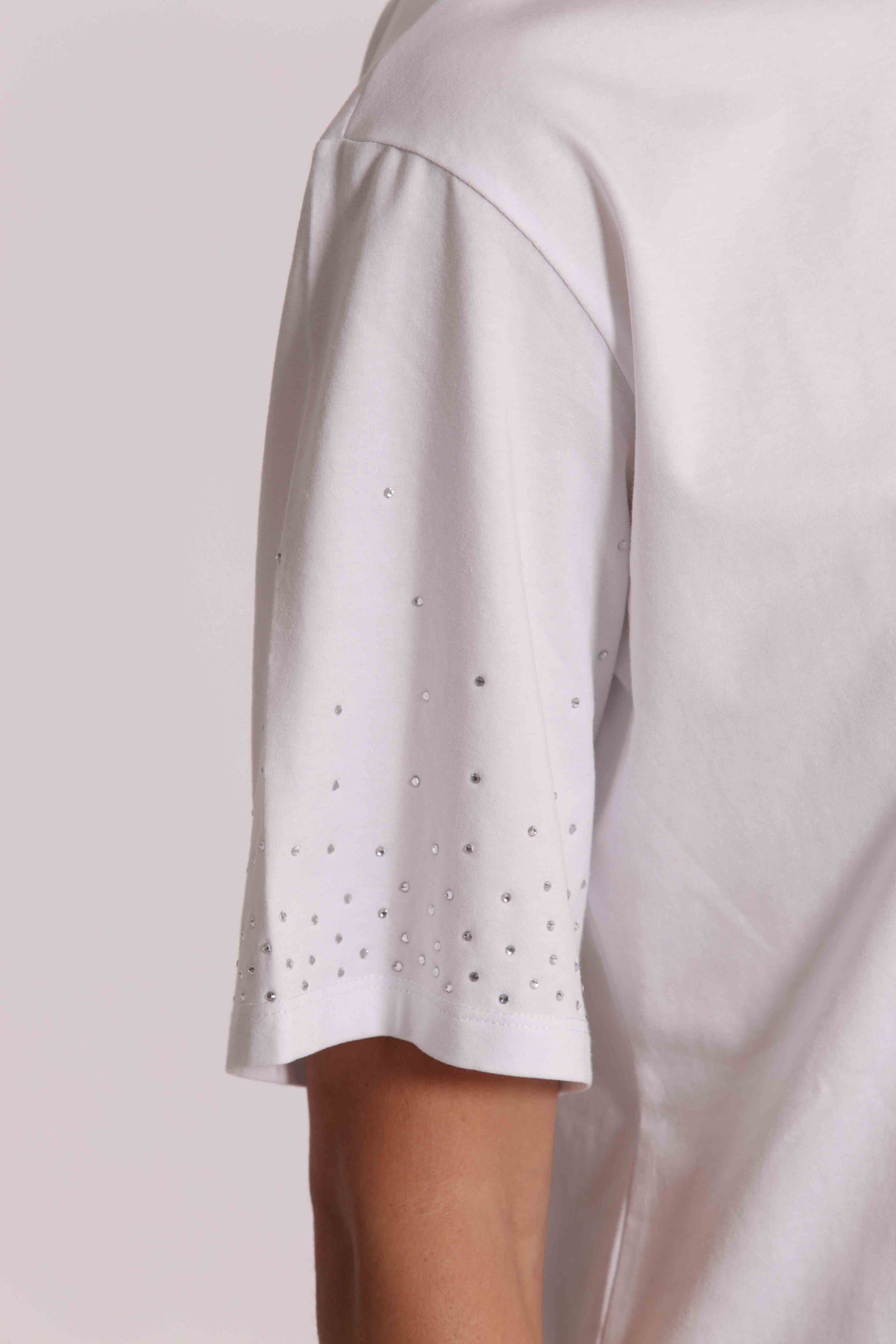 T-SHIRT CON STRASS MANICHE