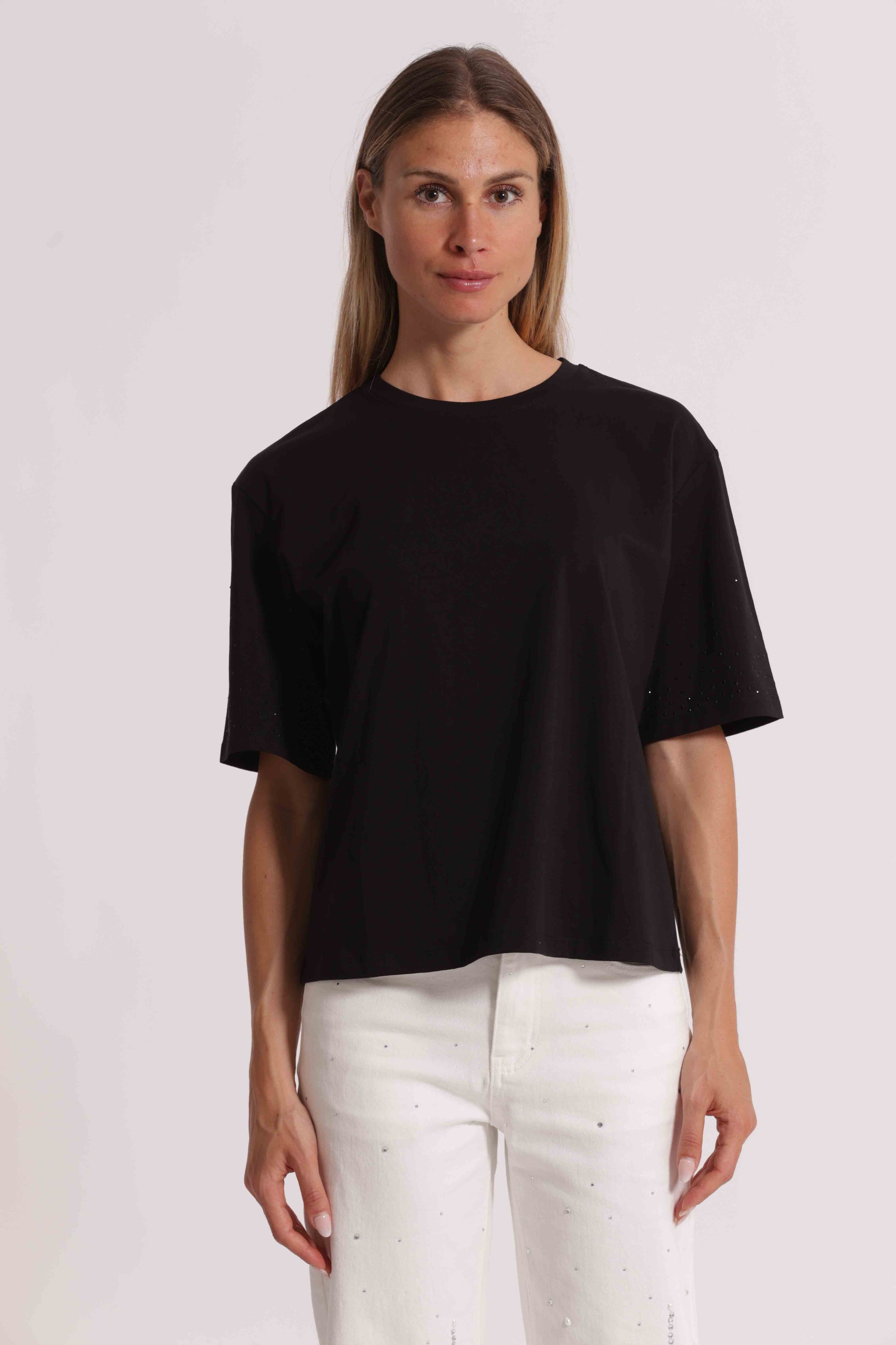 T-SHIRT CON STRASS MANICHE