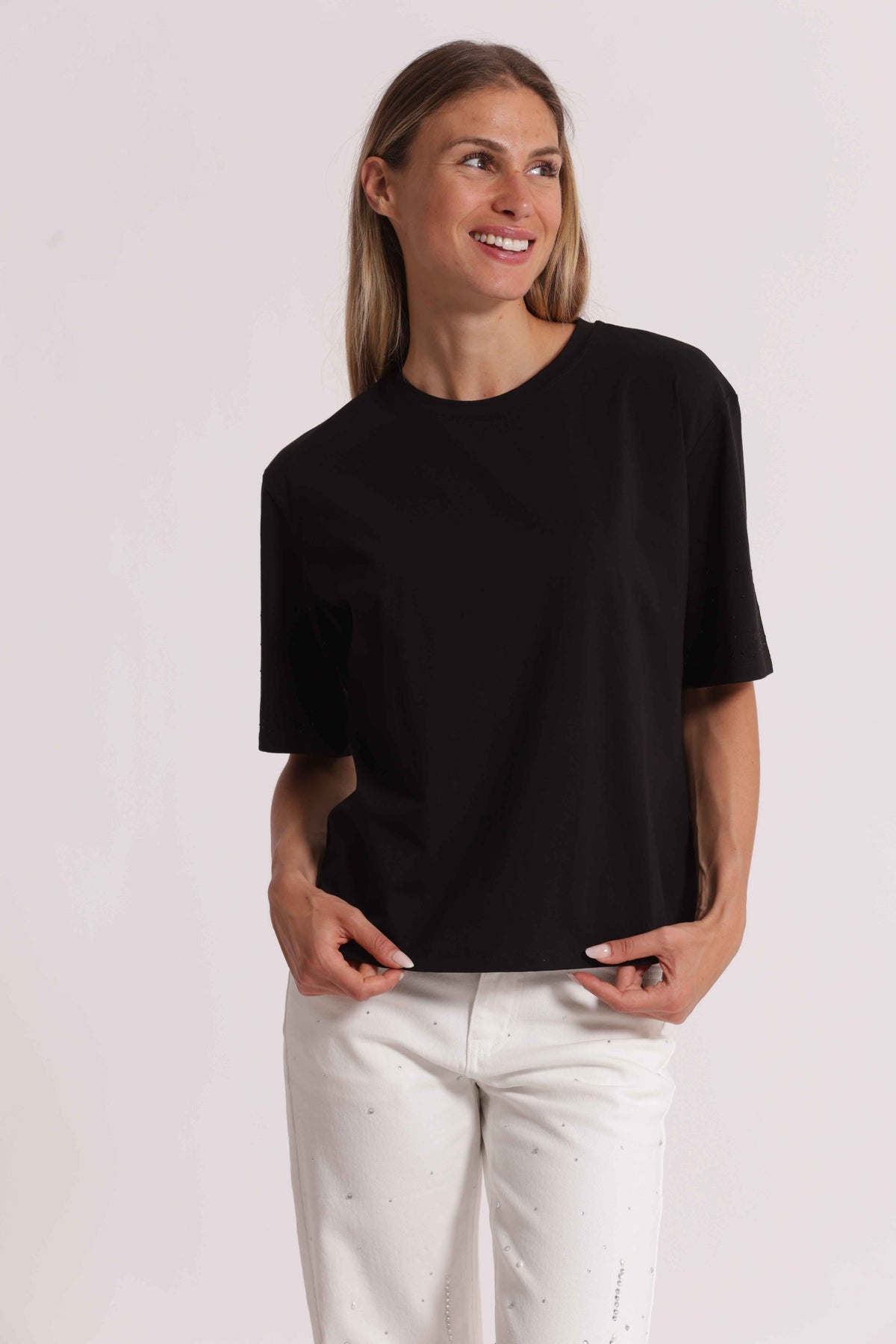 T-SHIRT CON STRASS MANICHE