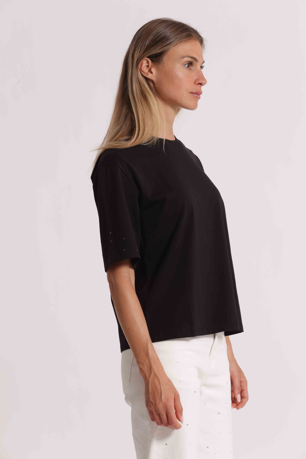 T-SHIRT CON STRASS MANICHE