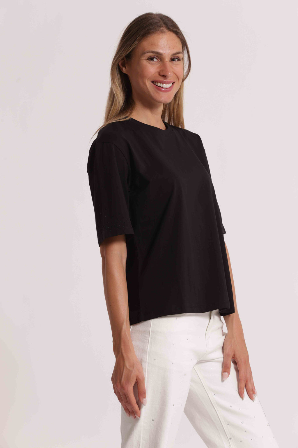 T-SHIRT CON STRASS MANICHE